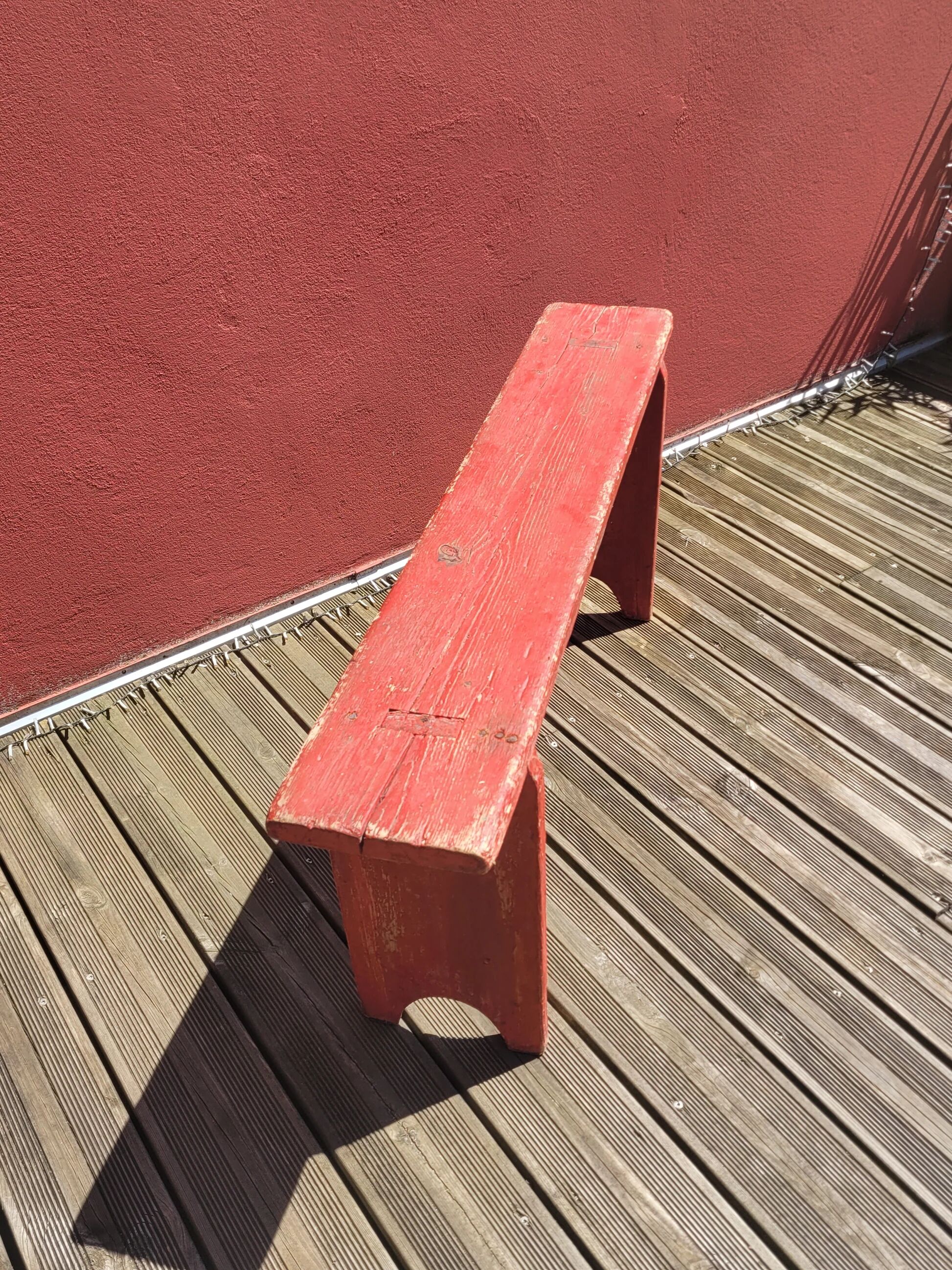 Banc ancien en bois peint en rouge