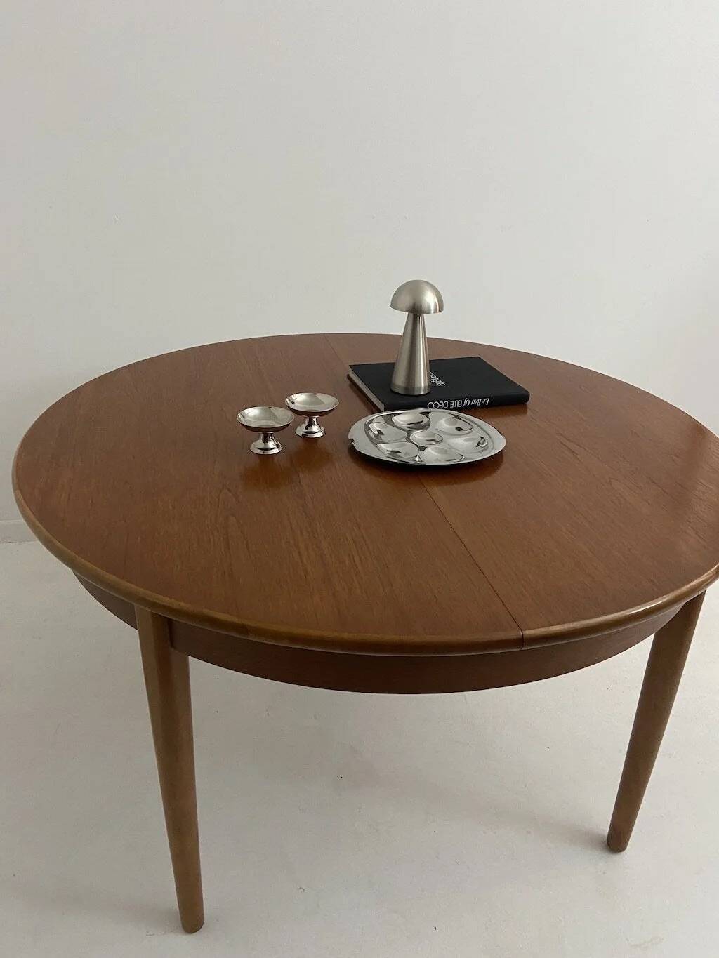 Vintage extendable table by Jentique
