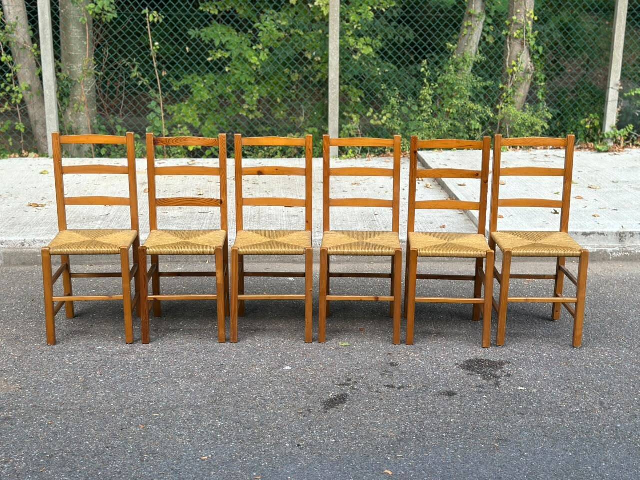 Set of 6 brutalist style chairs in solid pine and woven straw from the 1970s.