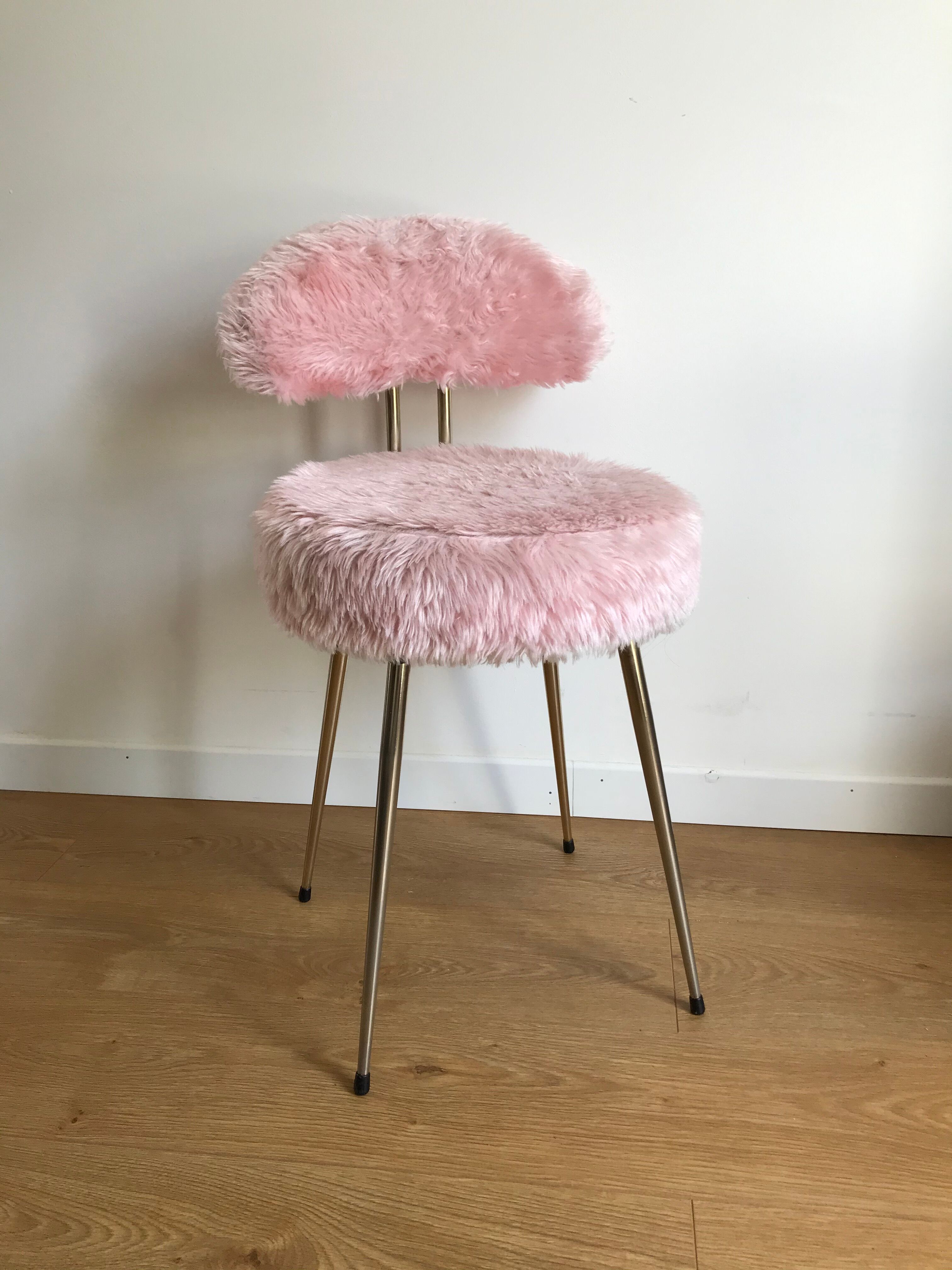 Pelfran rose moumoute chair