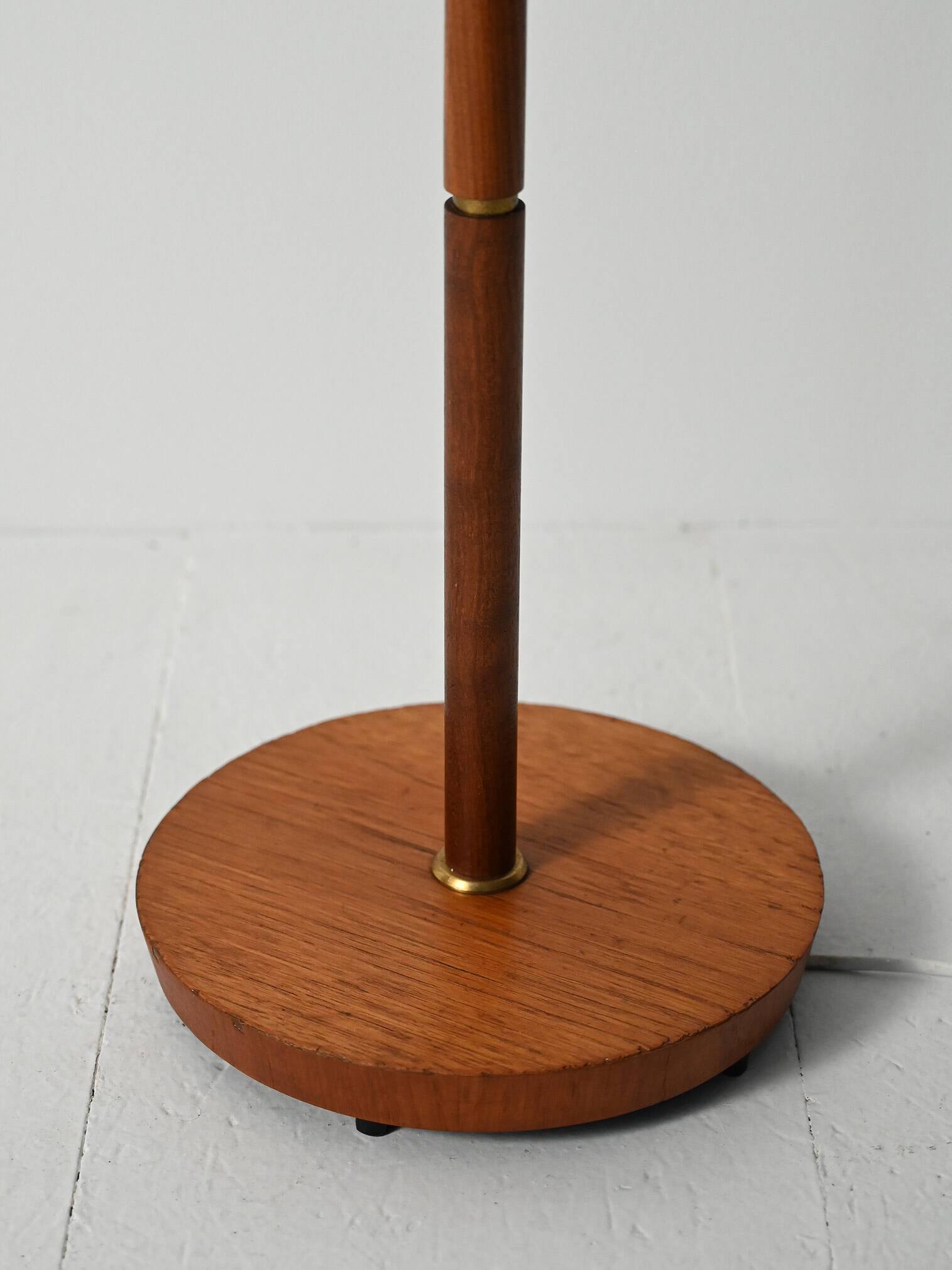 Lampadaire scandinave en chêne et laiton, années 50