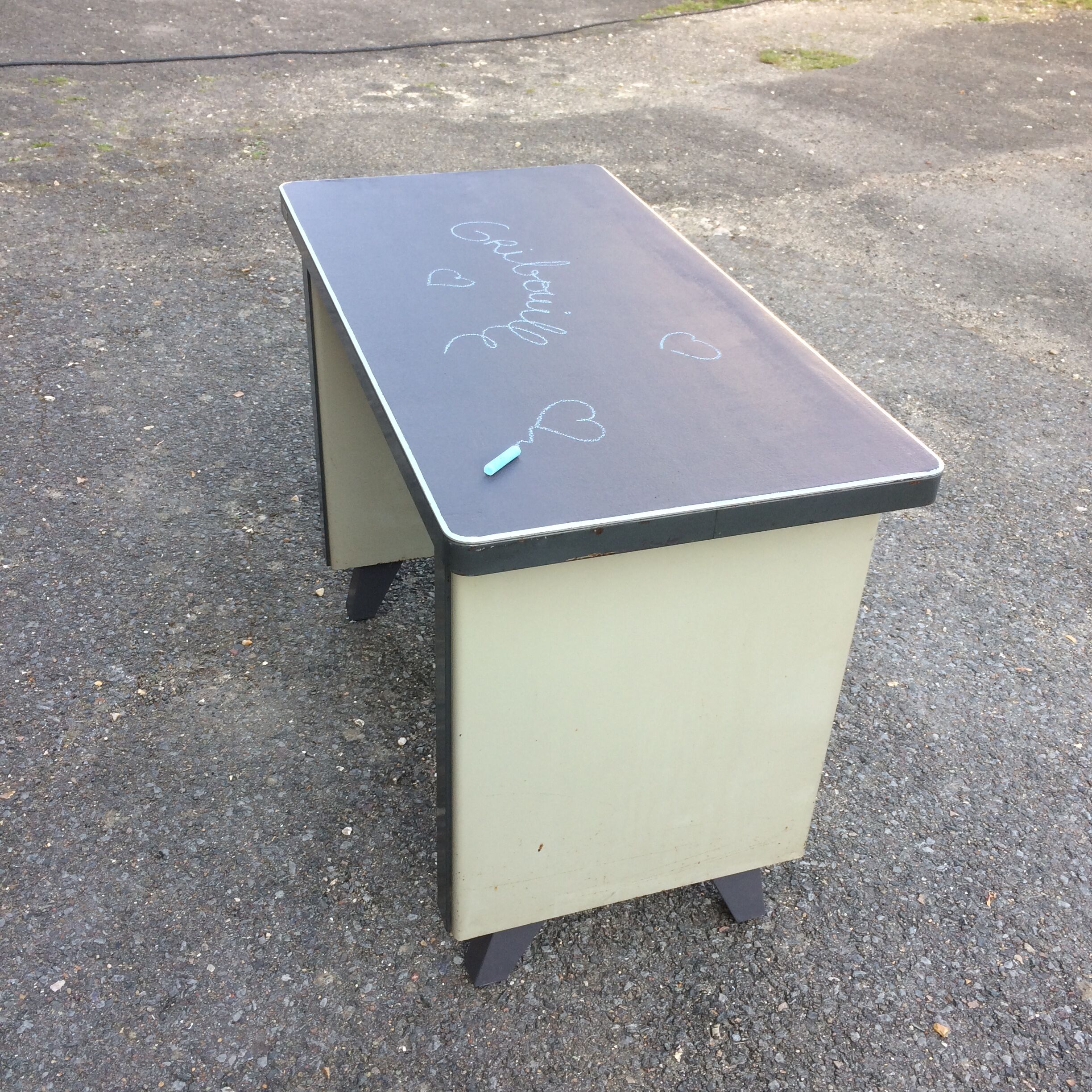 Strafor metal desk