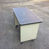 Strafor metal desk