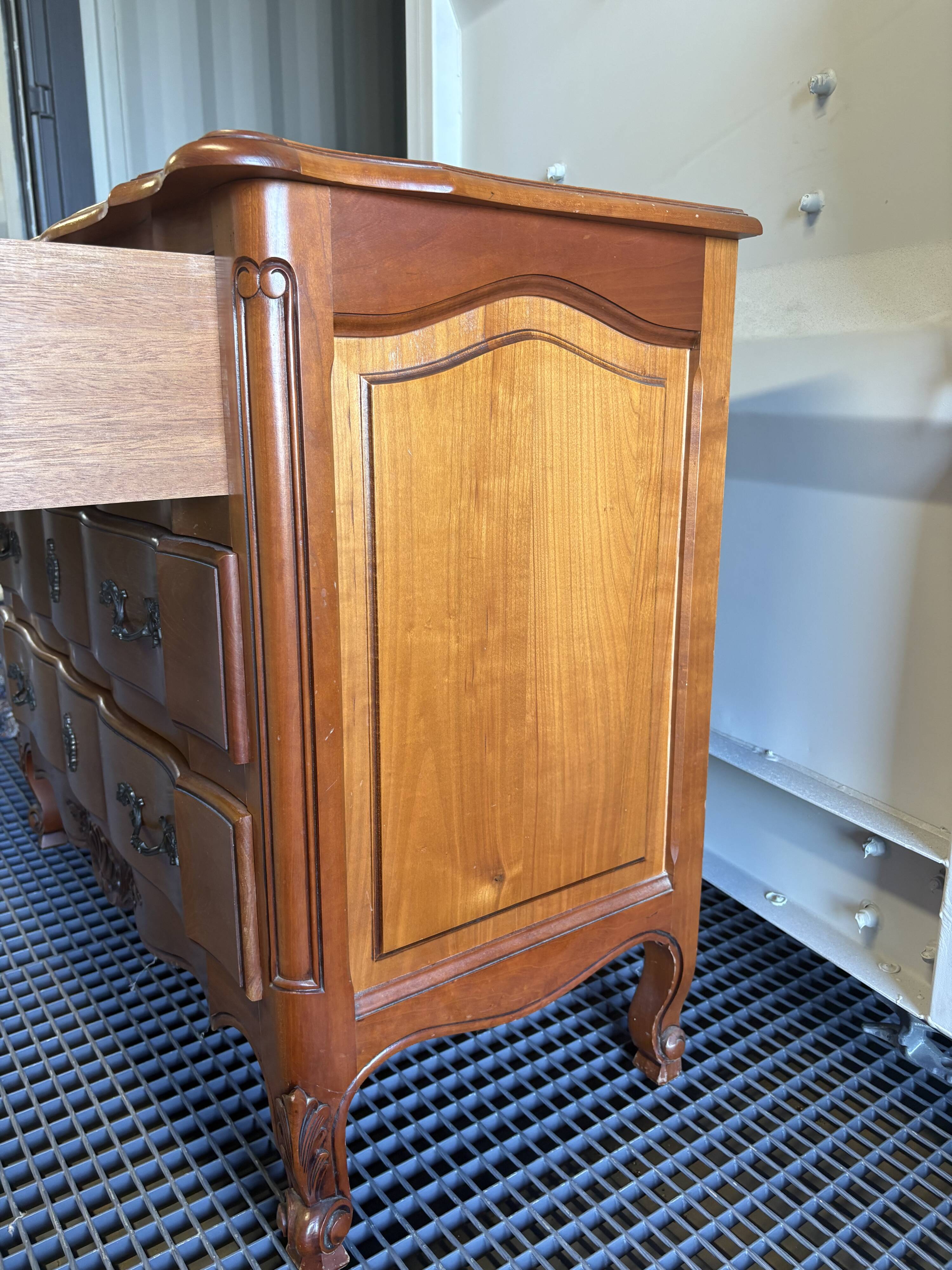 Curved 3-drawer commode in Louis XV style