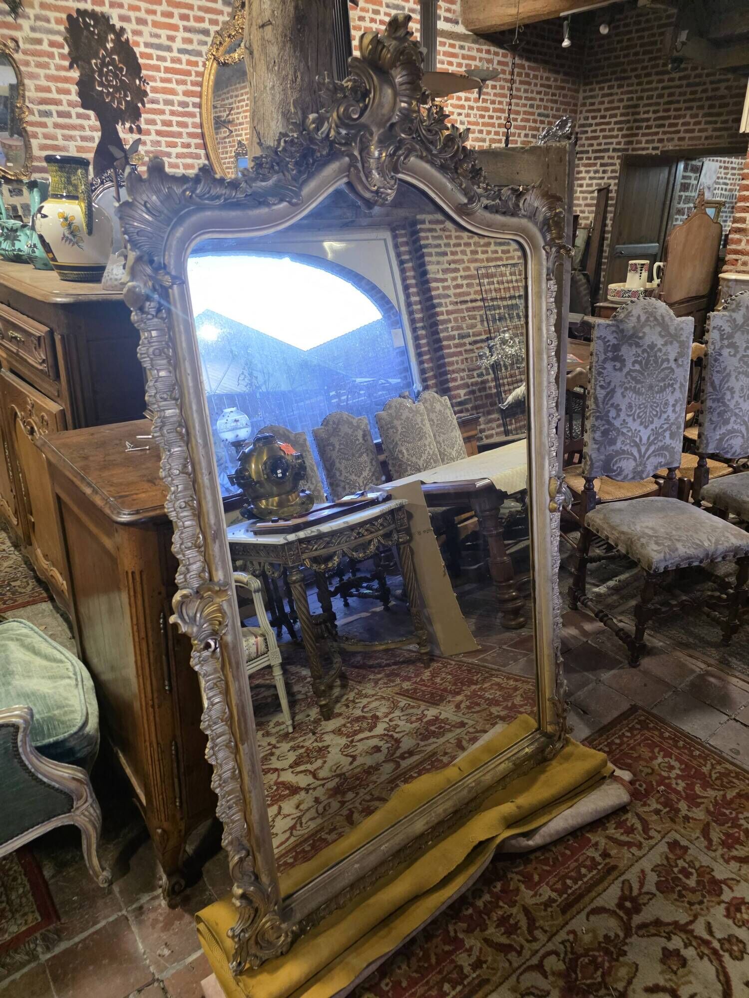 Miroir style Louis XV doré à la feuille d'or du XIXème, 181cm H