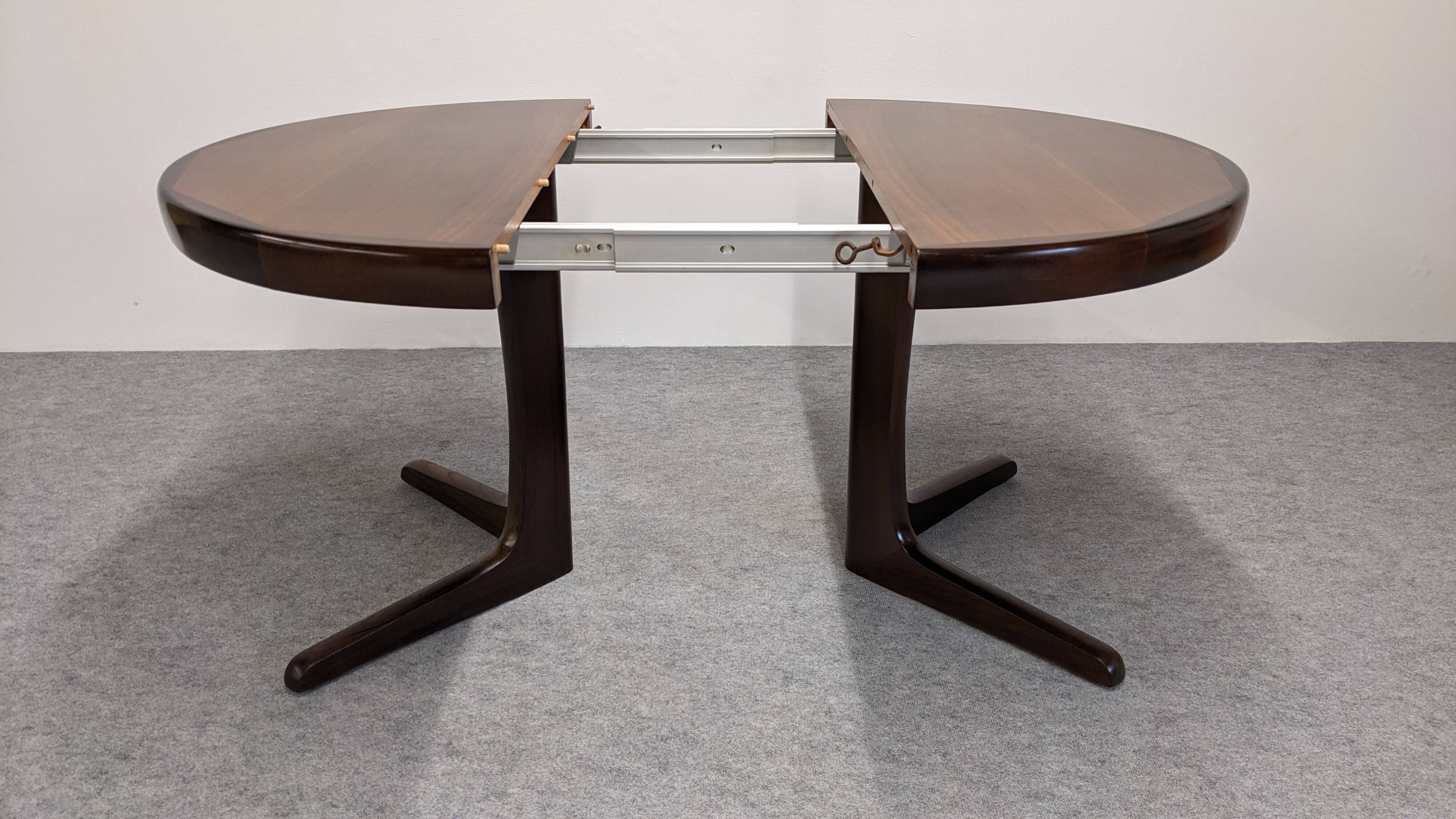 Baumann extendable dining room round table, France circa 1970.
