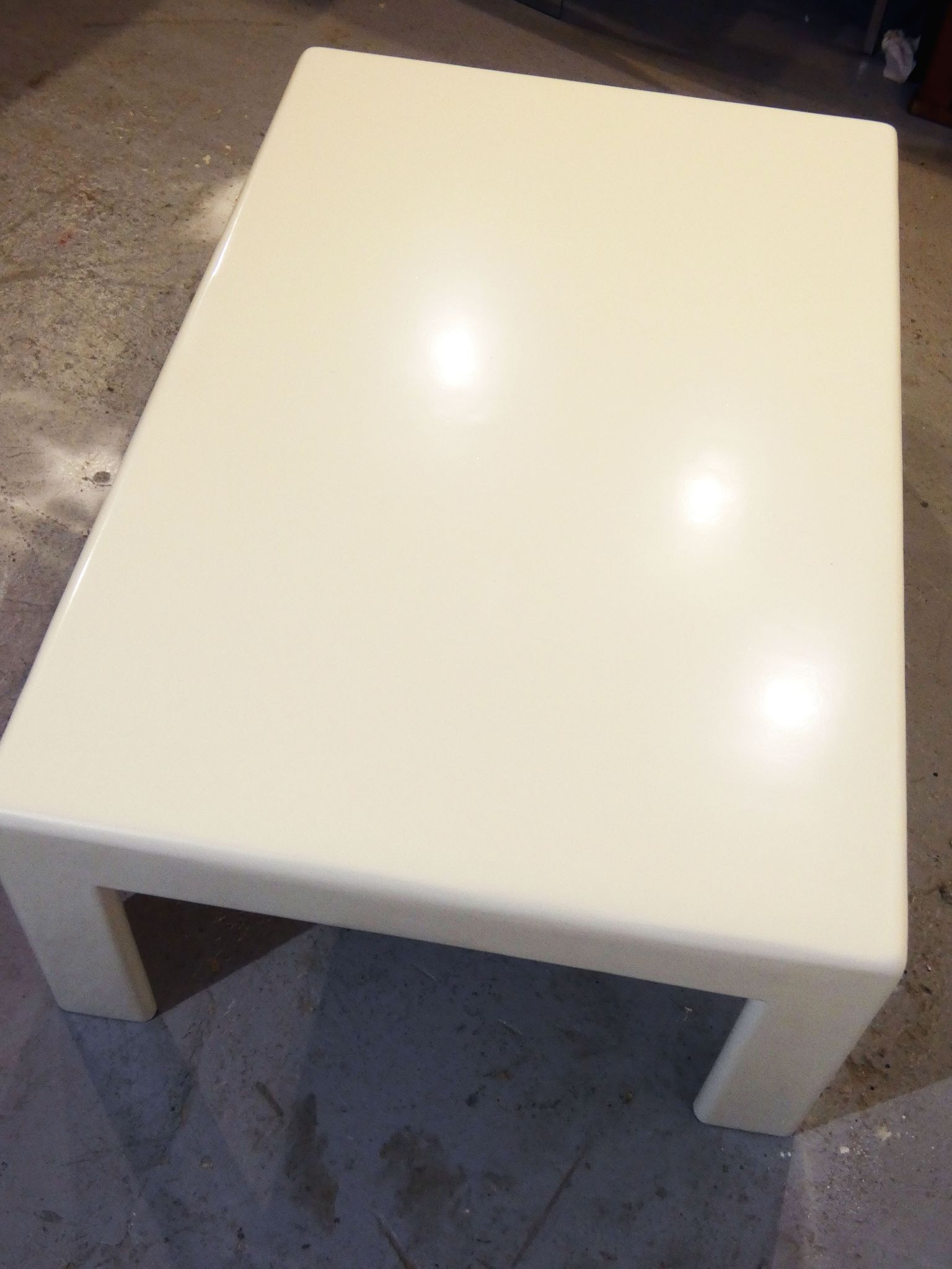 Table basse en bois laqué