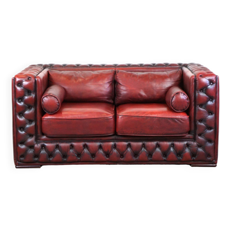 Magnifique canapé Chesterfield 2 places au design élégant en cuir de vache rouge