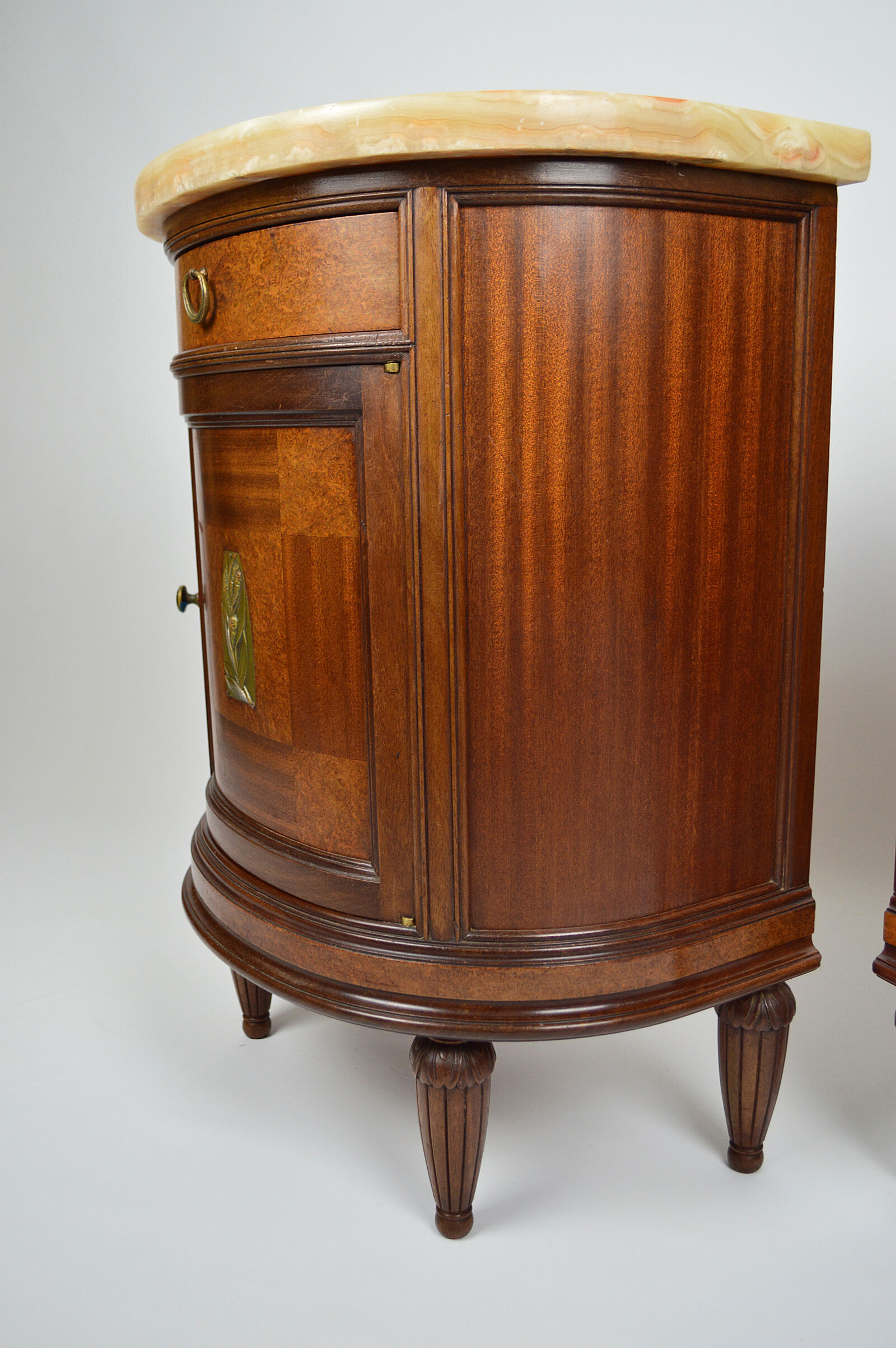Paire de chevets Art Déco demi-lune en acajou vers 1925
