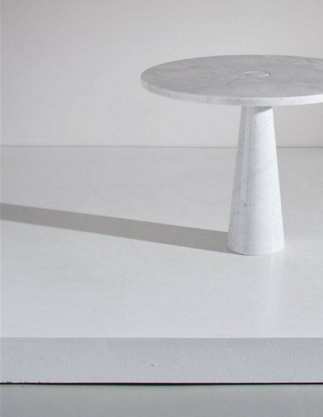 Table Eros en marbre blanc par Angelo Mangiarotti pour Skipper, années 1990.