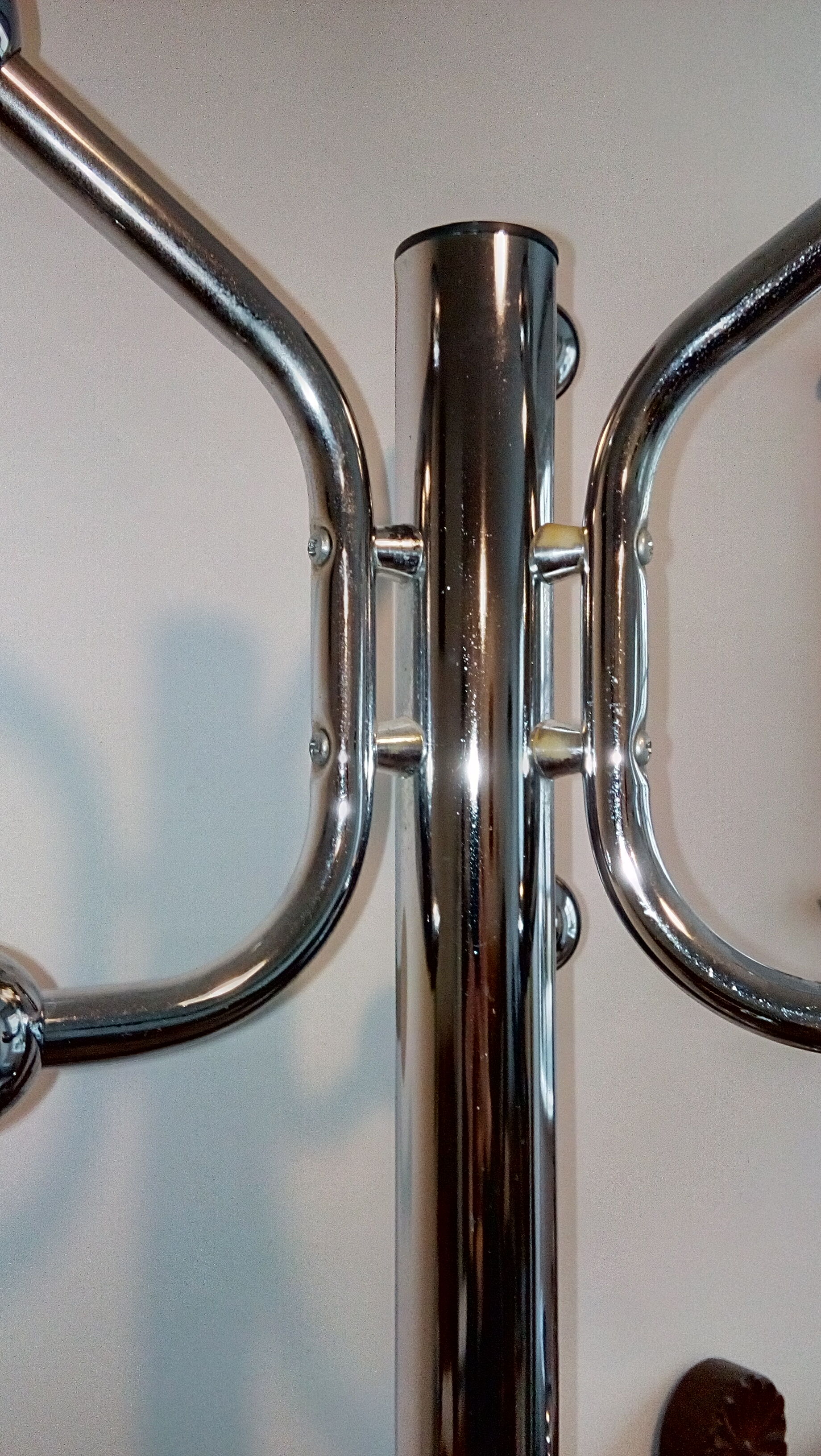 Metal parrot coat rack