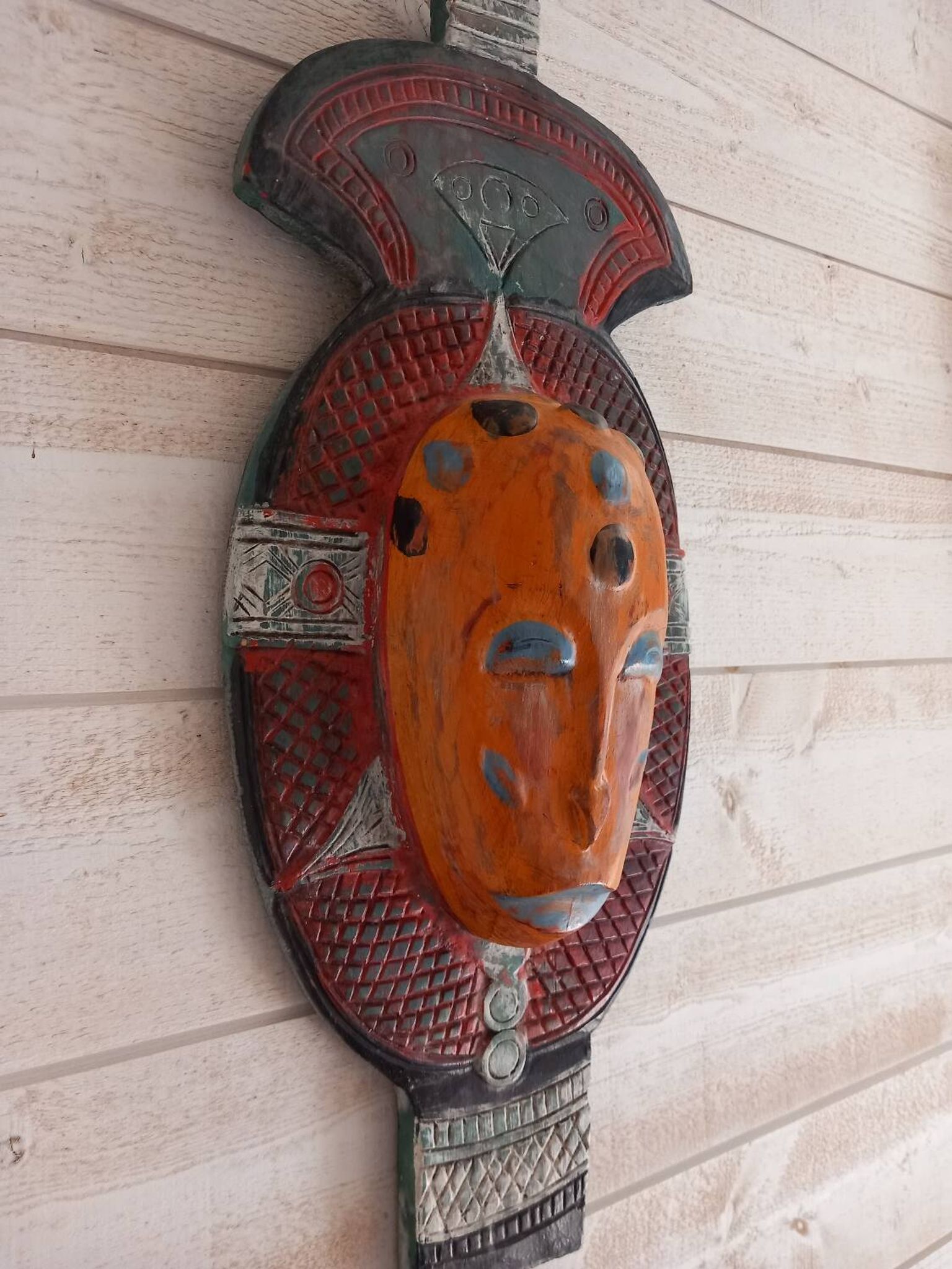 Masque tribal en bois coloré