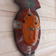 Masque tribal en bois coloré