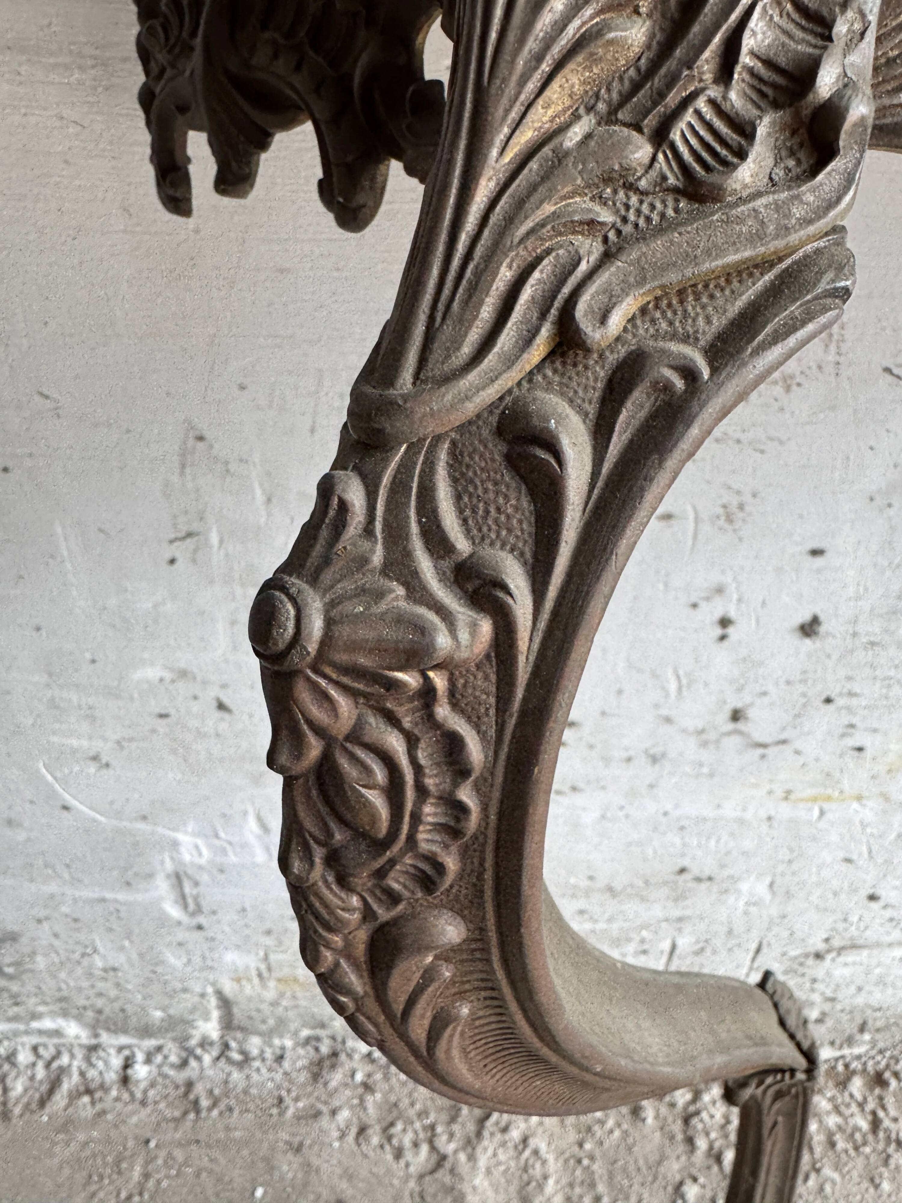 Console victorienne en demi-lune en métal brun avec plateau en marbre blanc veiné