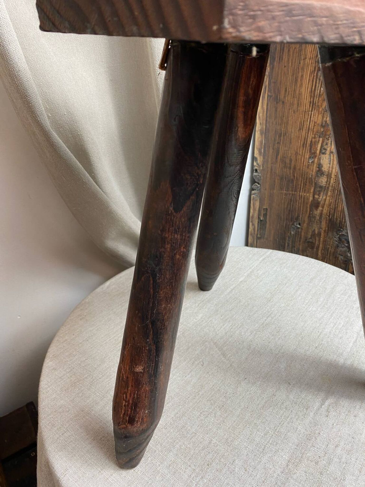 Tabouret de ferme français  tripode en bois années 60