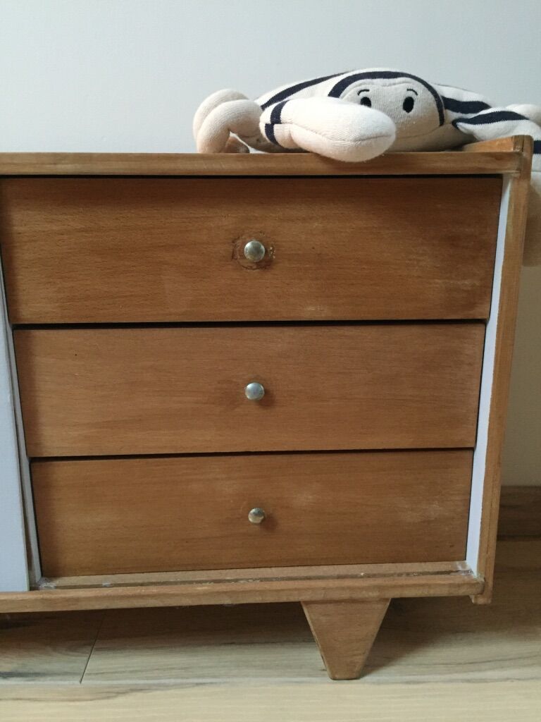 Armoire pour poupée