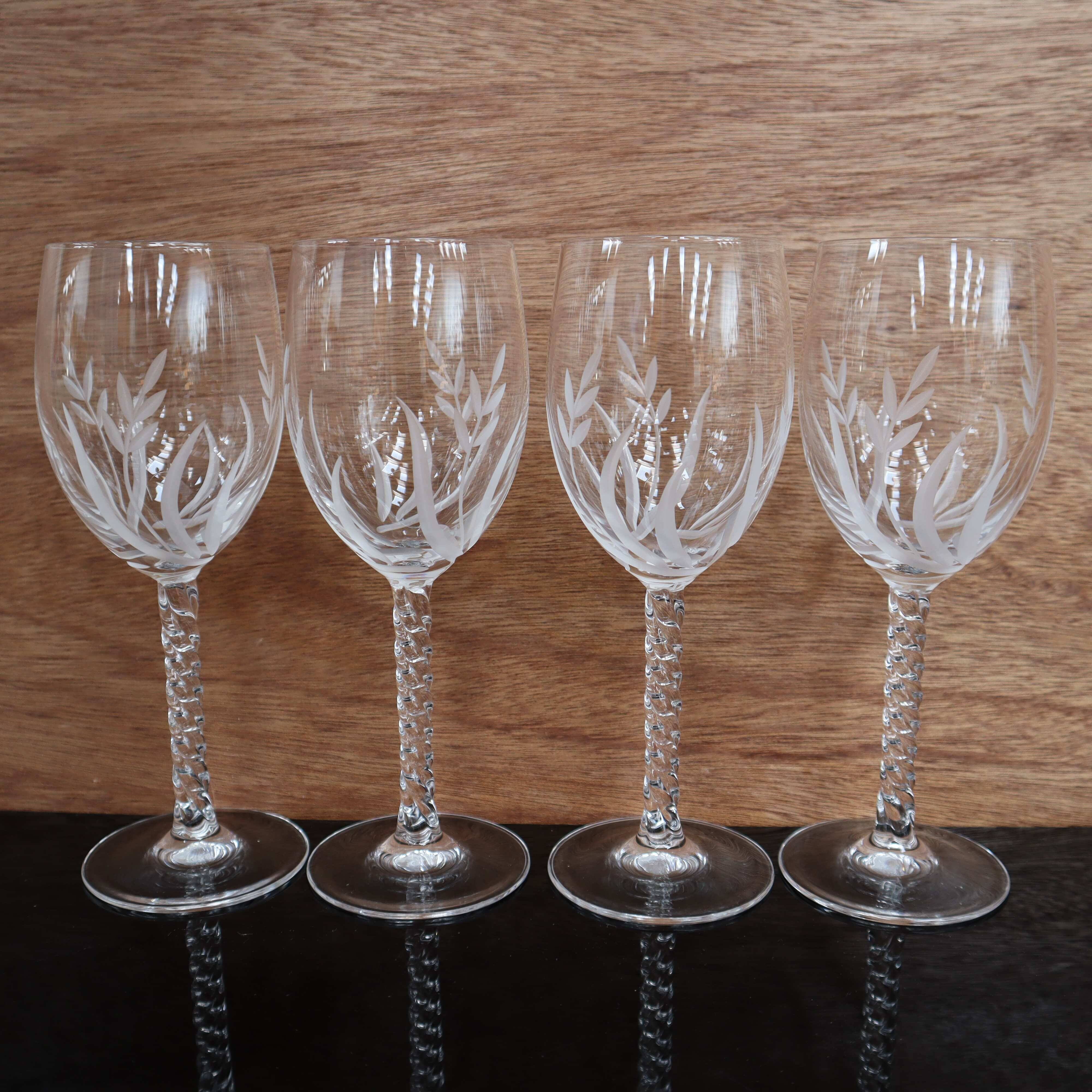 Ensemble de 4 verres à vin rouge vintage en cristal gravé