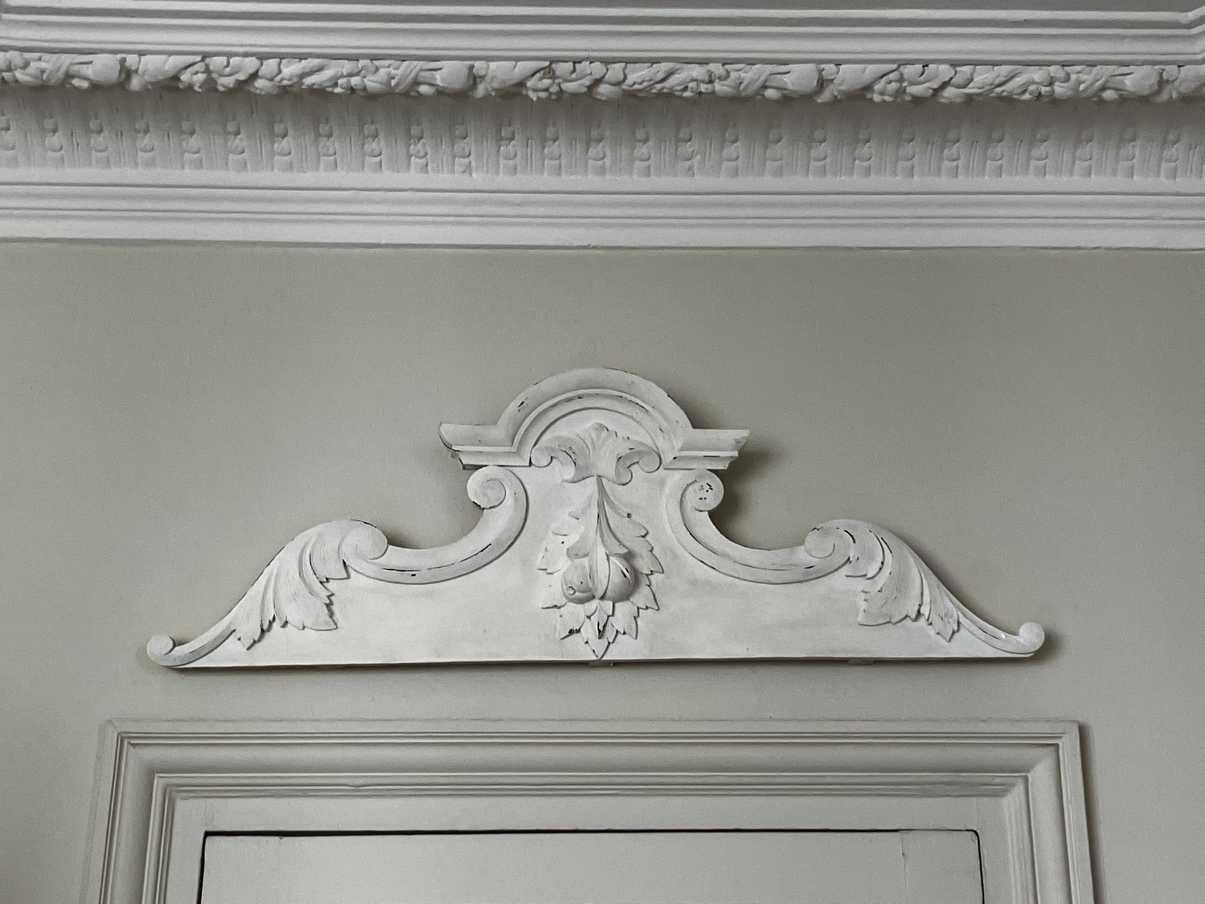 Fronton en bois, décoration
