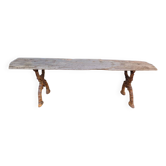 Banc en fonte de style campagnard français avec vieille planche de bois rustique