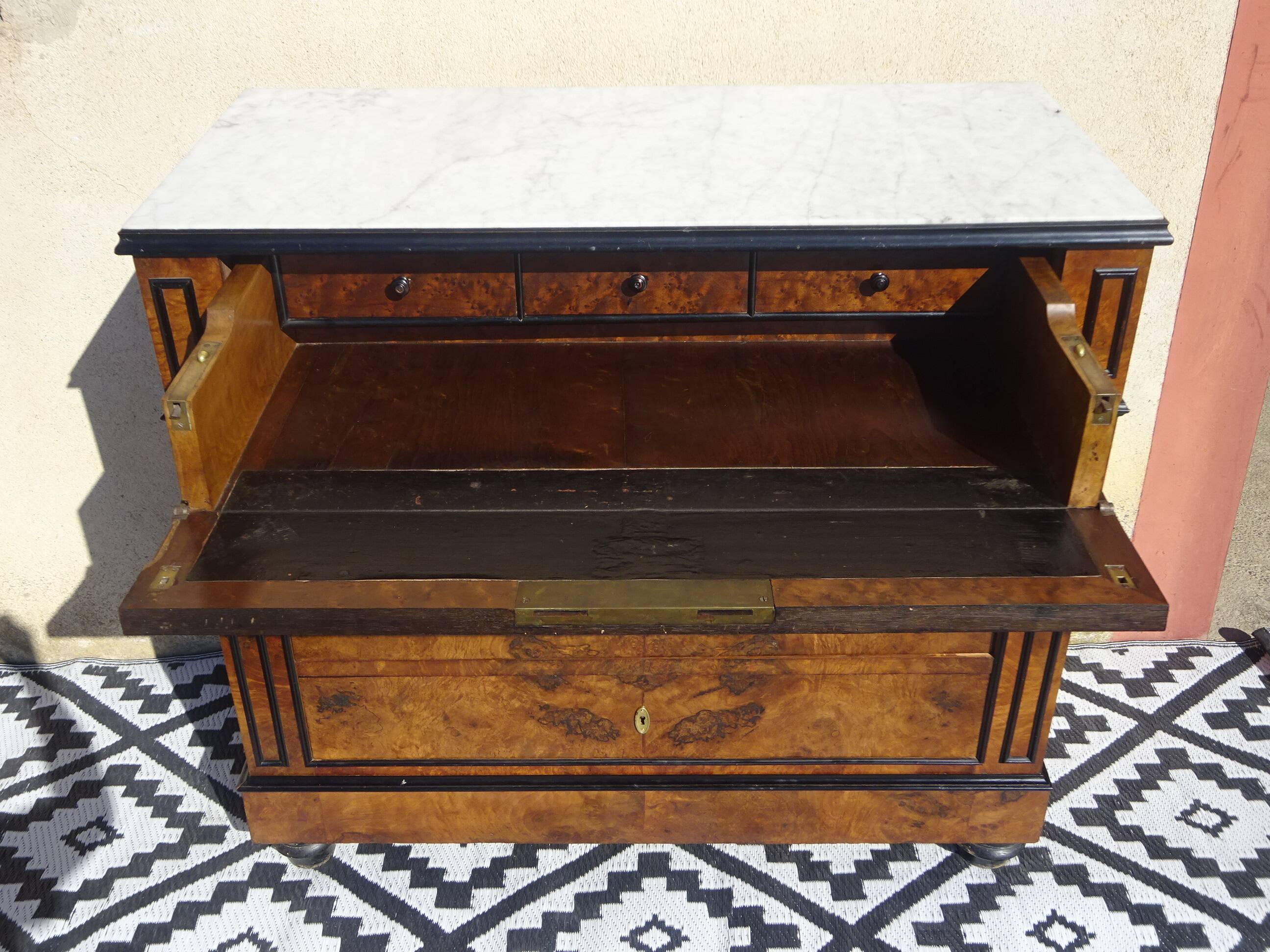 Napoleon III chest of drawers in walnut and burl walnut