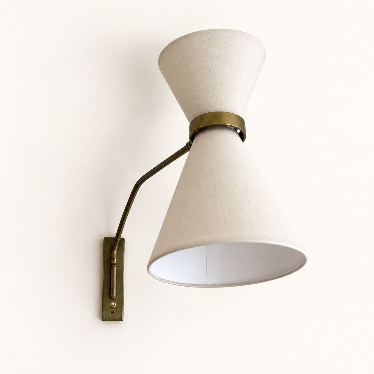 Adjustable wall light in the Maison Lunel style.