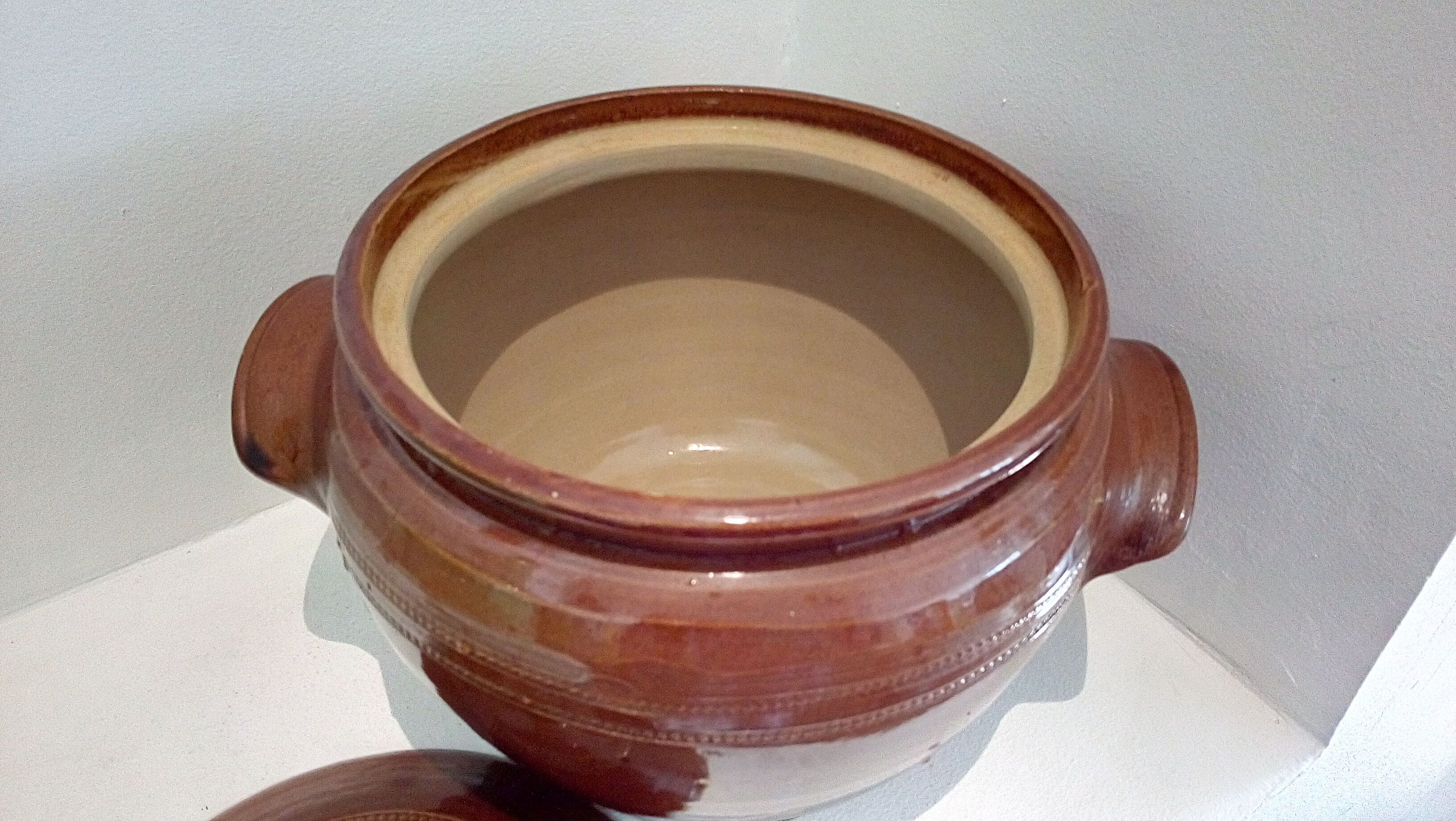 Enamelled sandstone pot