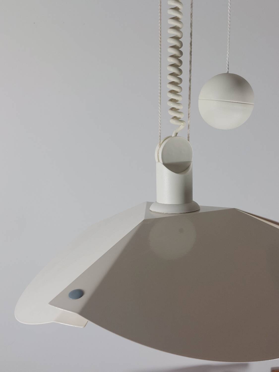 Suspension design vintage, style années 80.