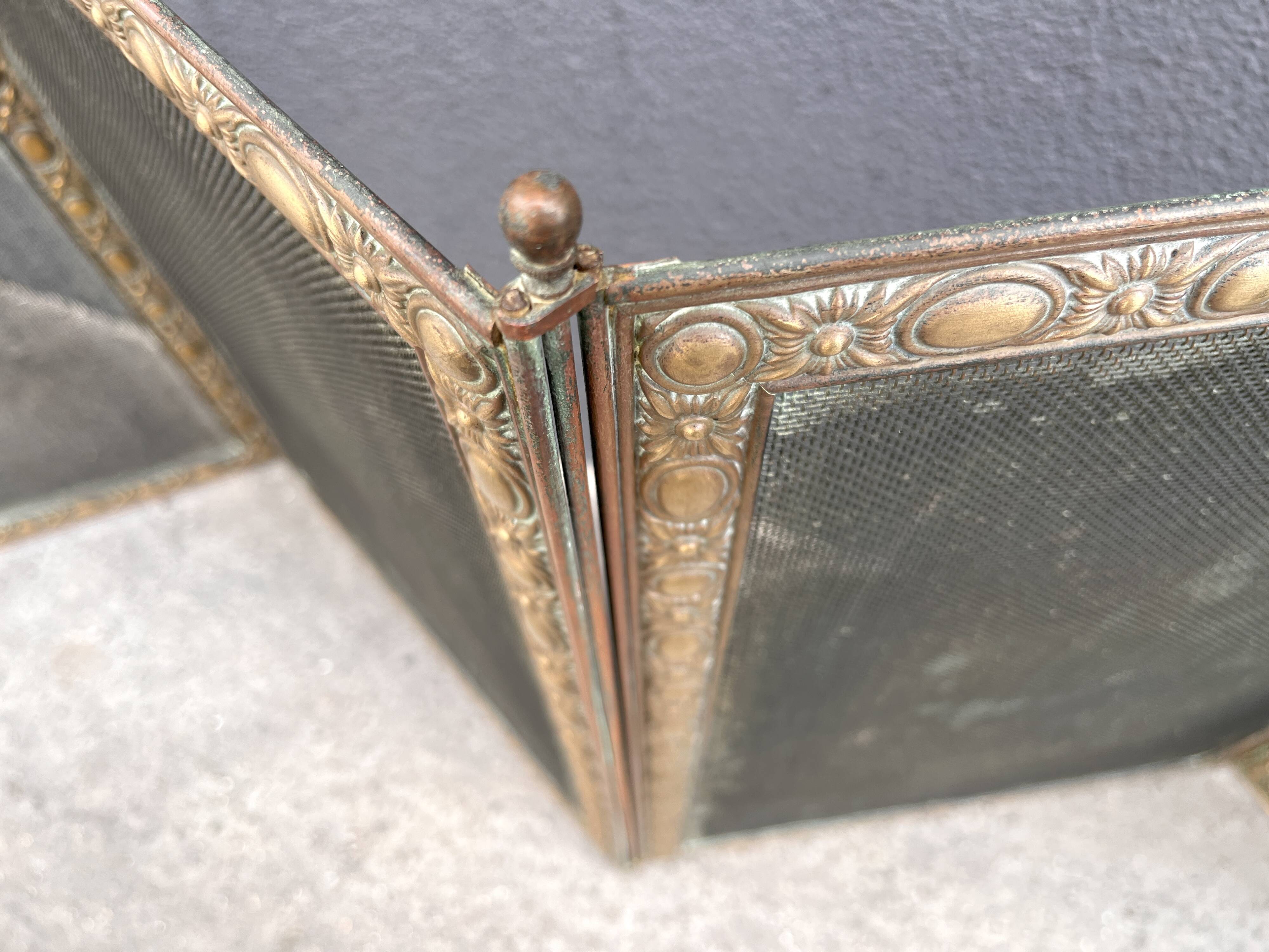 Antique fireplace screen in copper and brass from the 19th century.