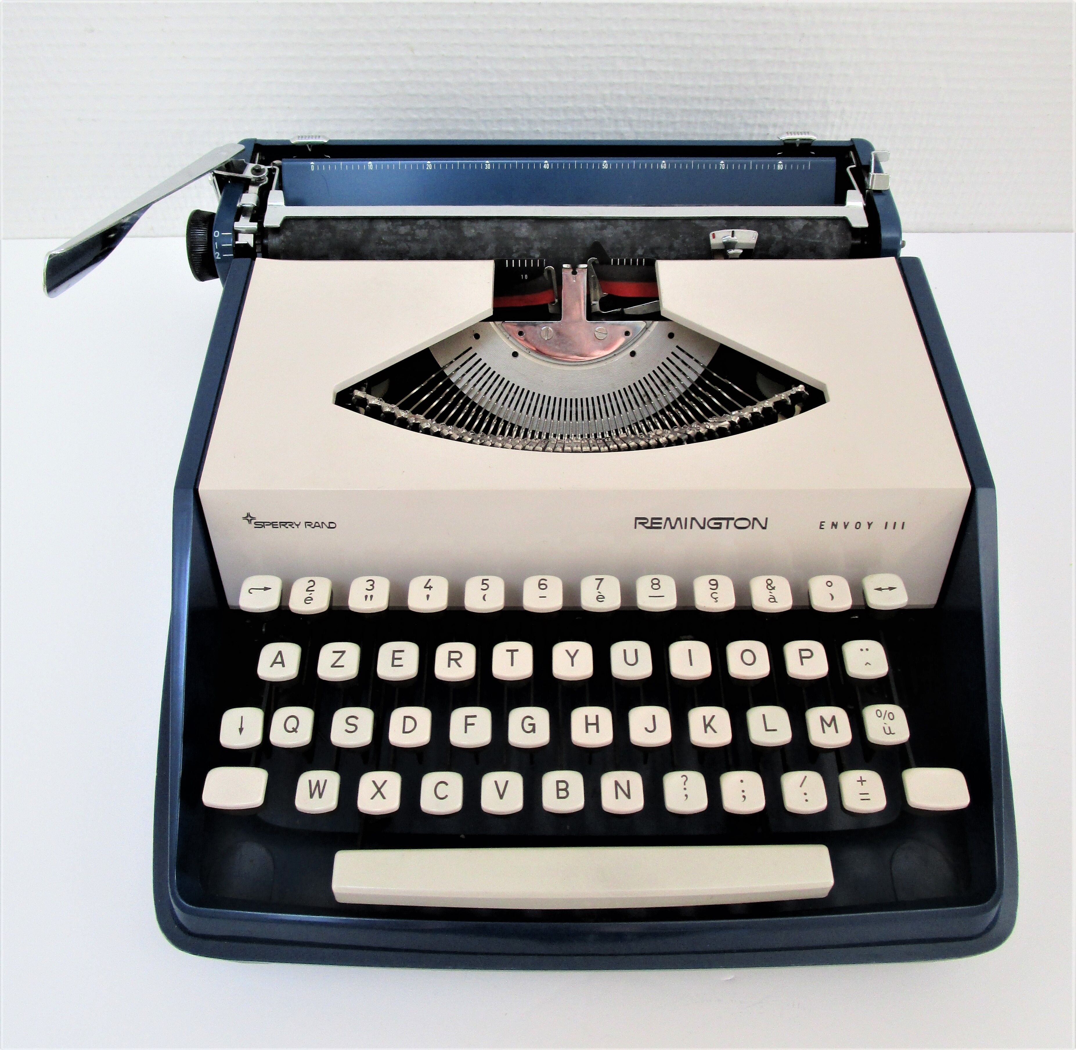 typewriter Remington Sperry rand Envoy III blue and white 70s