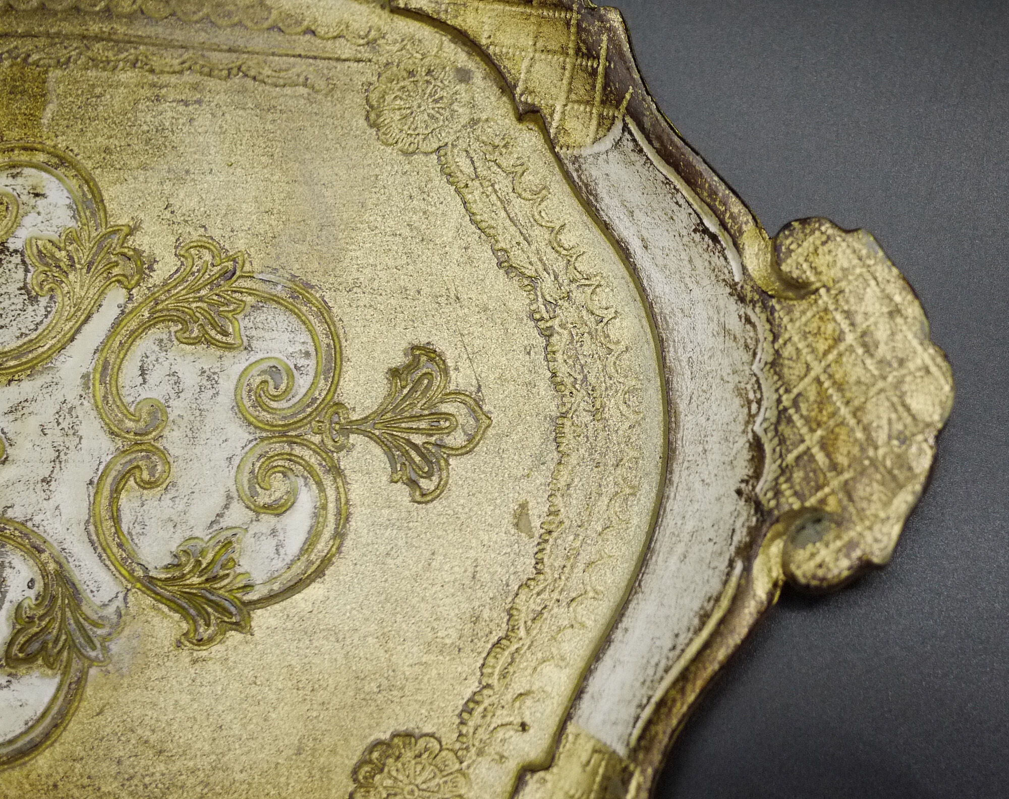 Florentine tray in resin painted in the hand with ornate handles