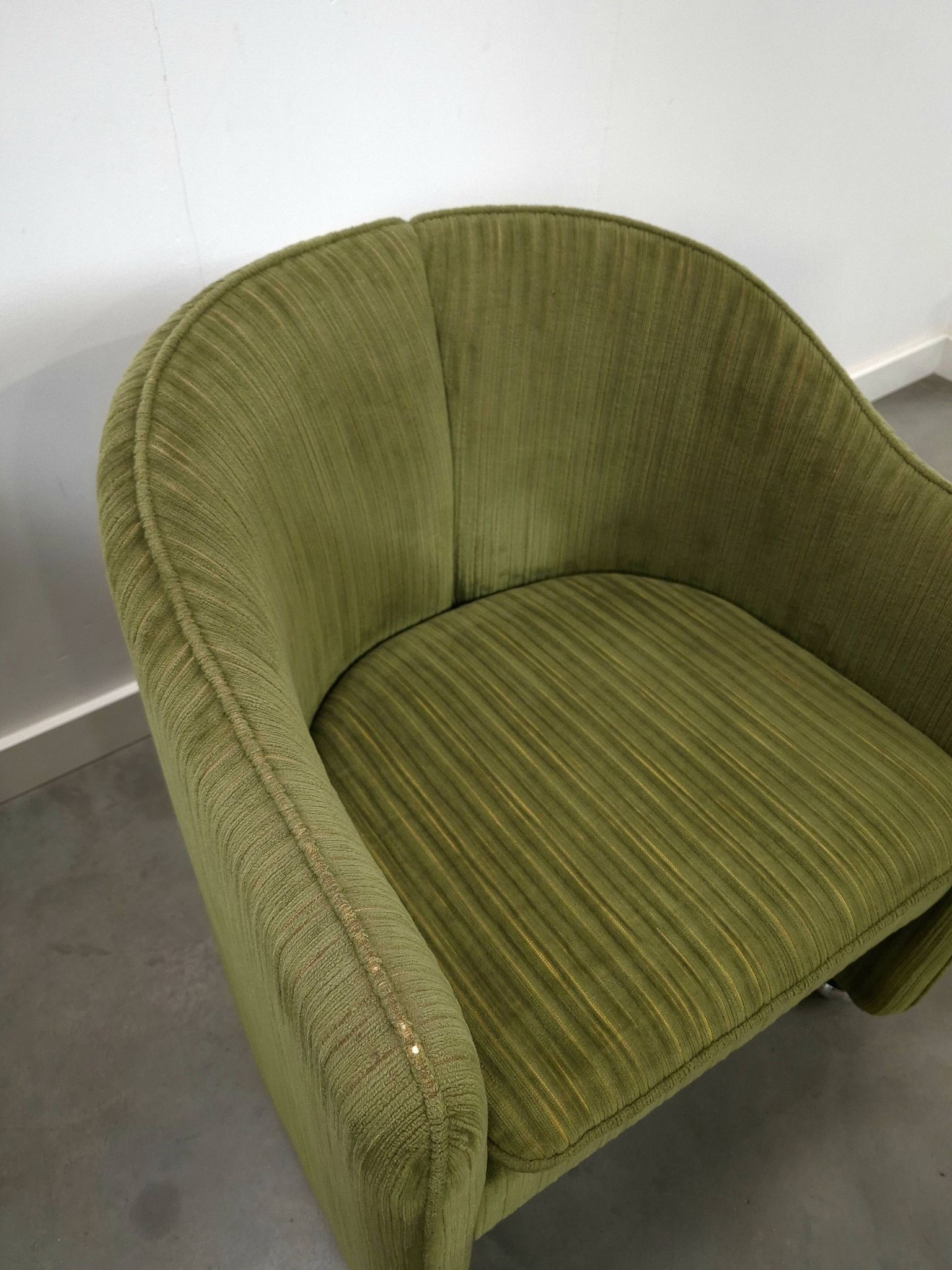 Chaises de cocktail vertes avec des roues chromées.