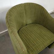 Chaises de cocktail vertes avec des roues chromées.