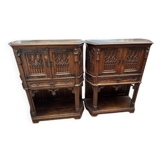 Paire de cabinets de style Gothique en chêne foncé du 19 e s