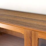 Buffet en teck avec portes en verre par Brouer Møbler, années 1960.