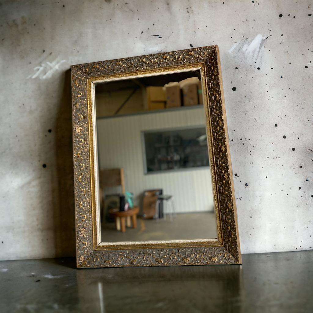 Vintage mirror in white gold