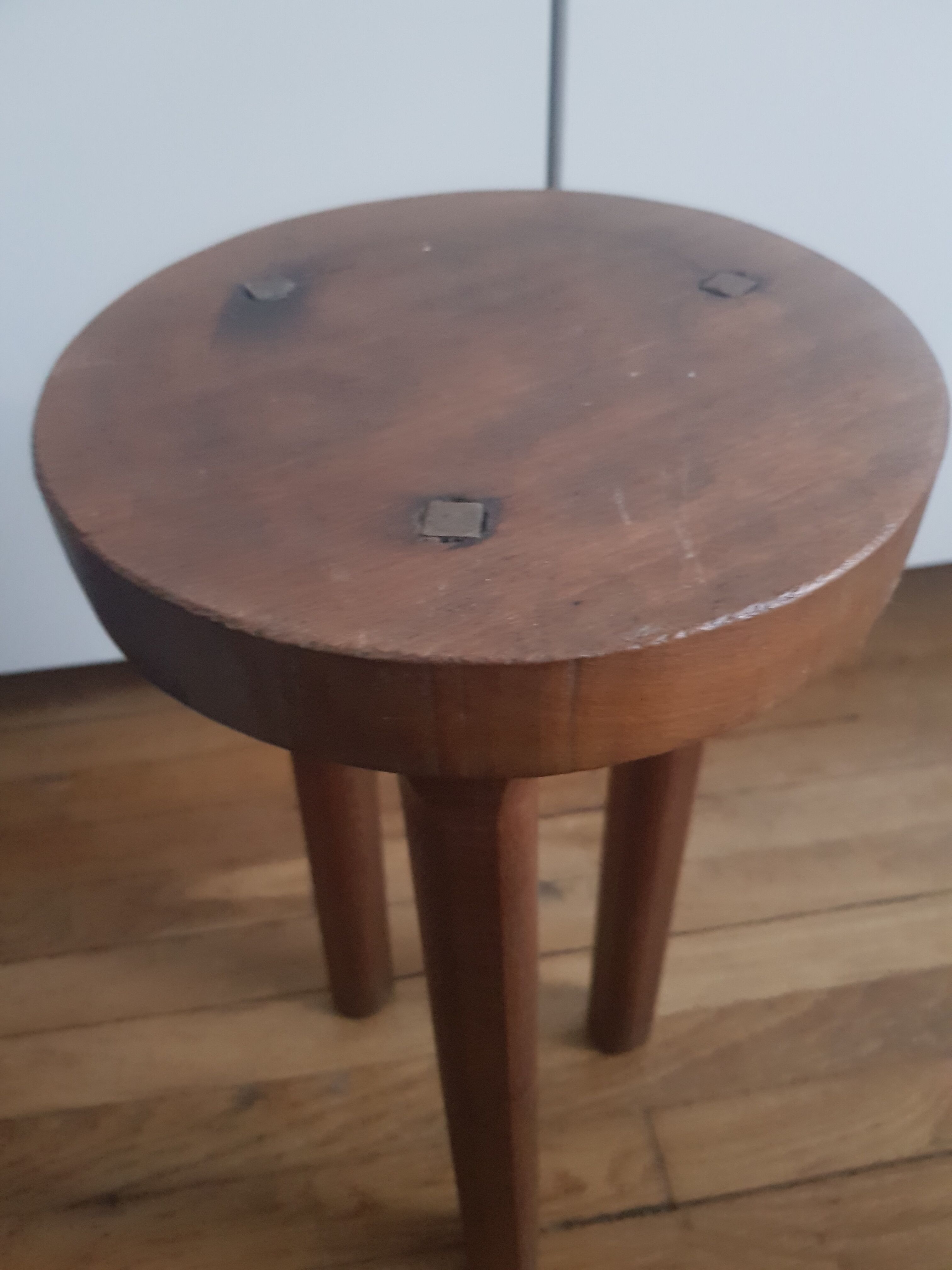 Wooden milking tabpuret