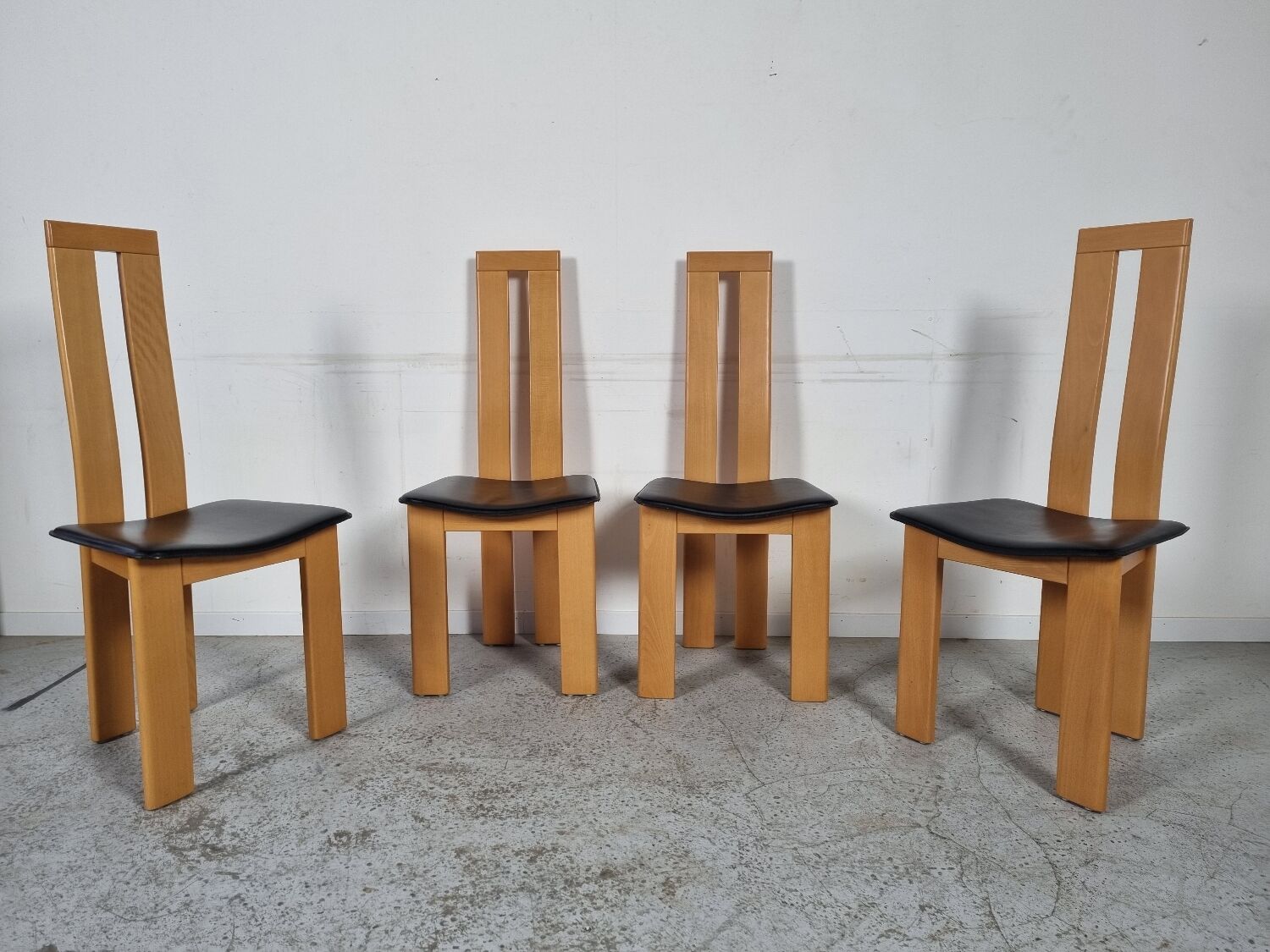 4 chaises  en cuir et bois , années 80
