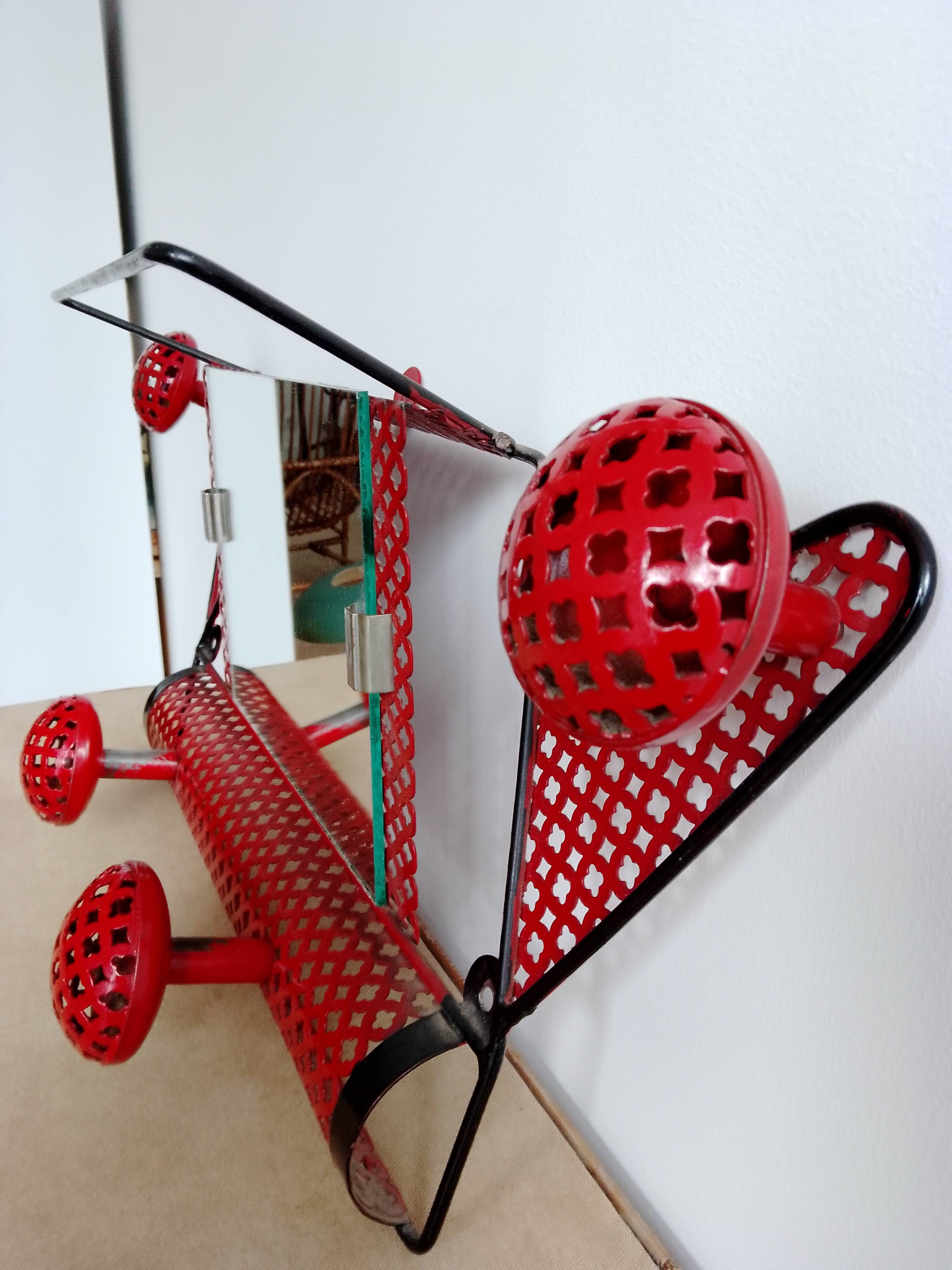Mategot wall-mounted coat rack in ritigule