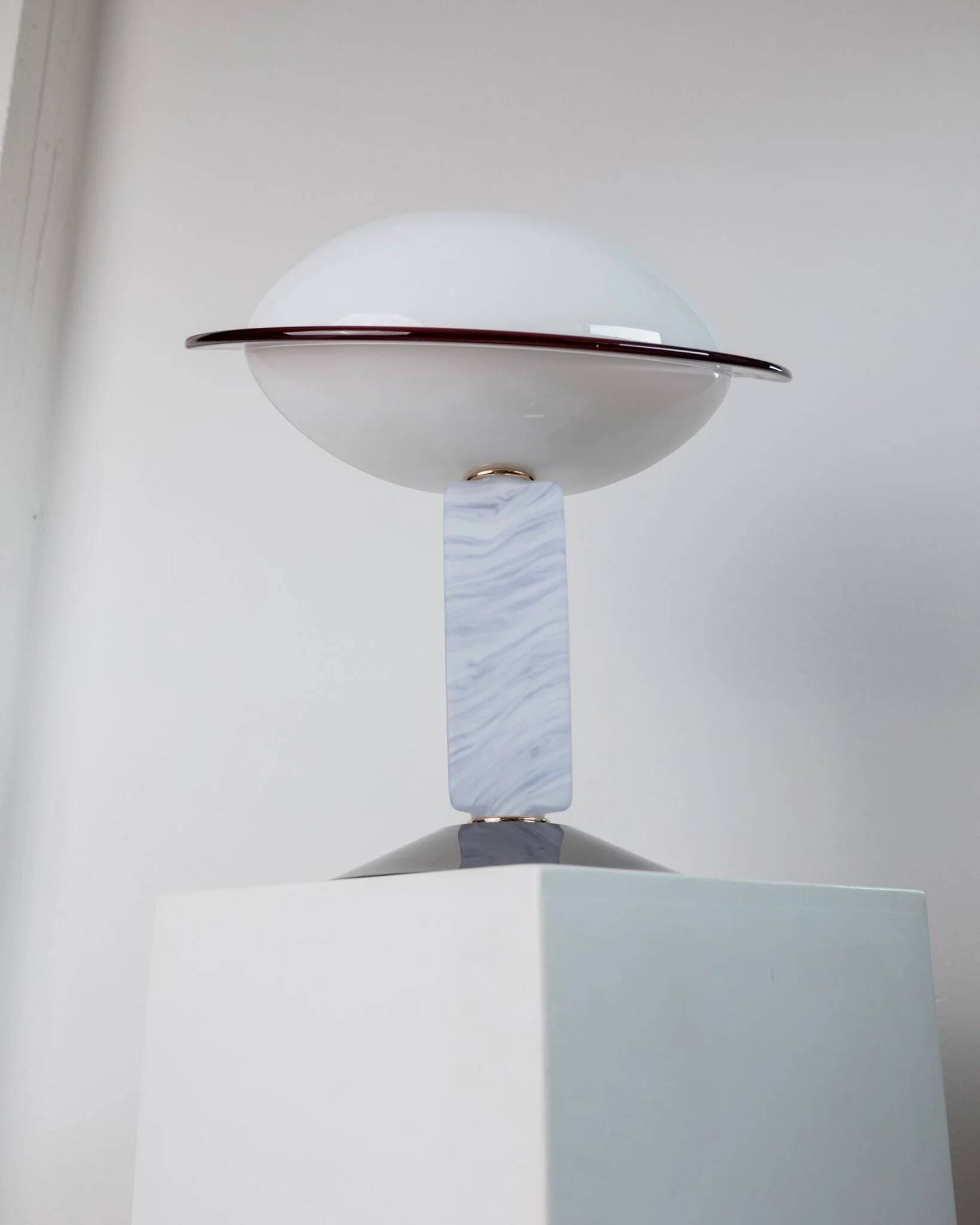 Lampe de table en verre de Murano bleu avec base en métal chrome foncé et abat-jour à rayures de mûre – style Memphis des années 1980, Italie