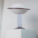 Lampe de table en verre de Murano bleu avec base en métal chrome foncé et abat-jour à rayures de mûre – style Memphis des années 1980, Italie