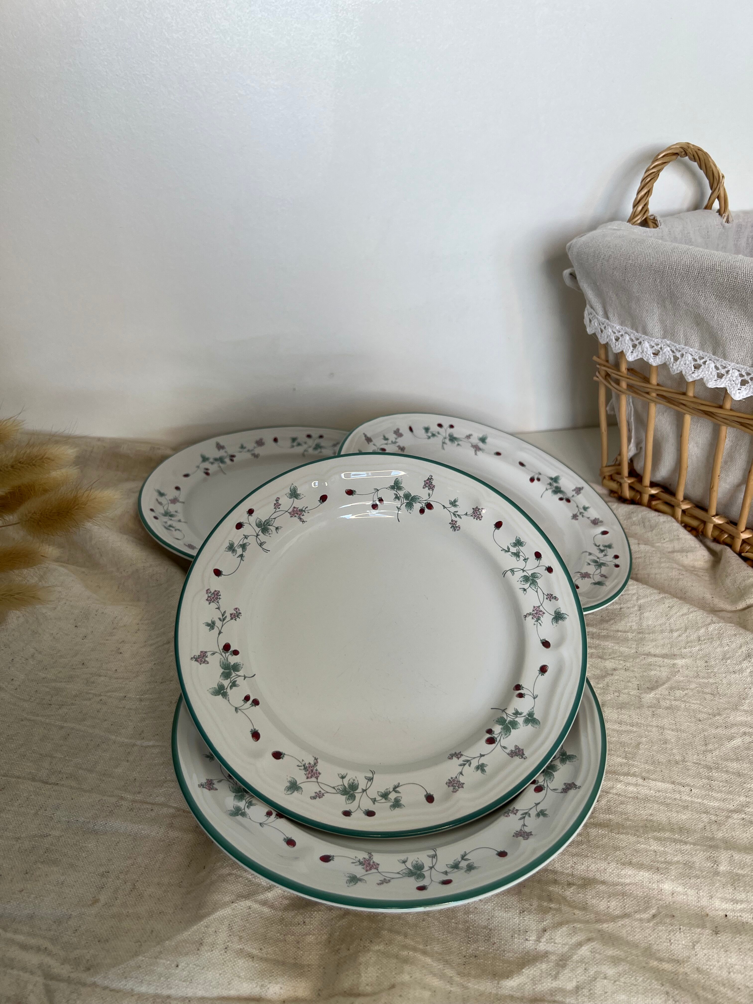 Set of 4 porcelain plates