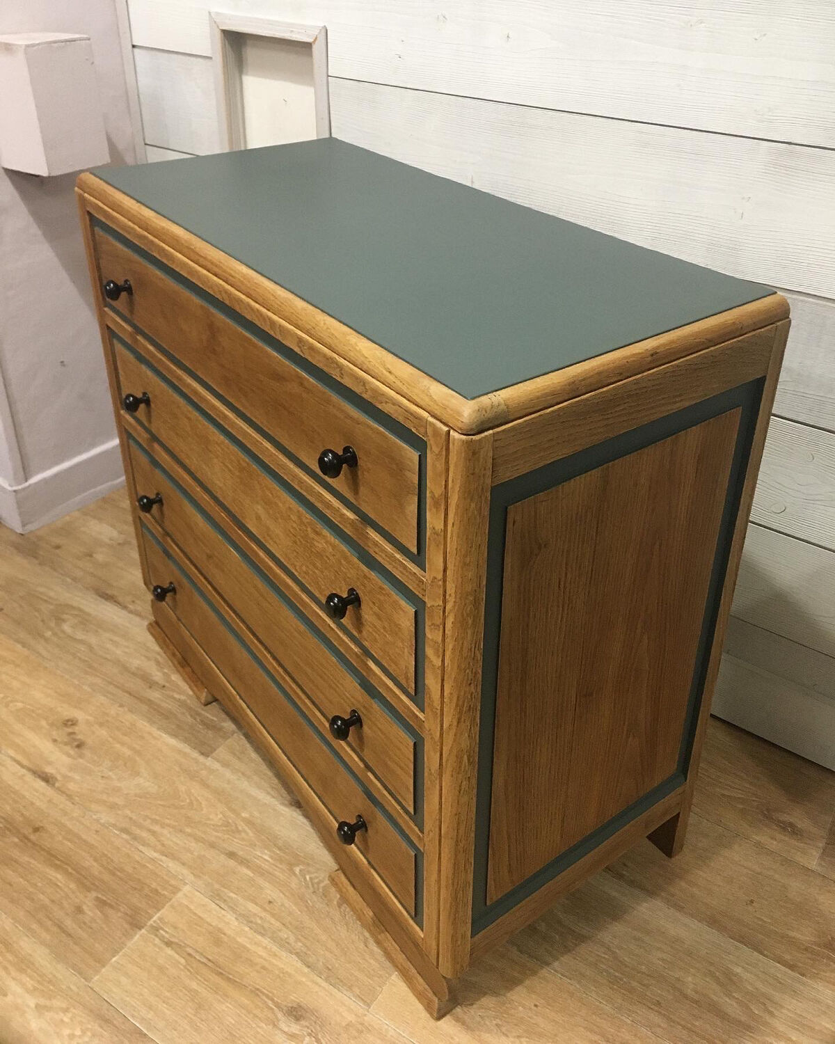 Solid oak chest of drawers