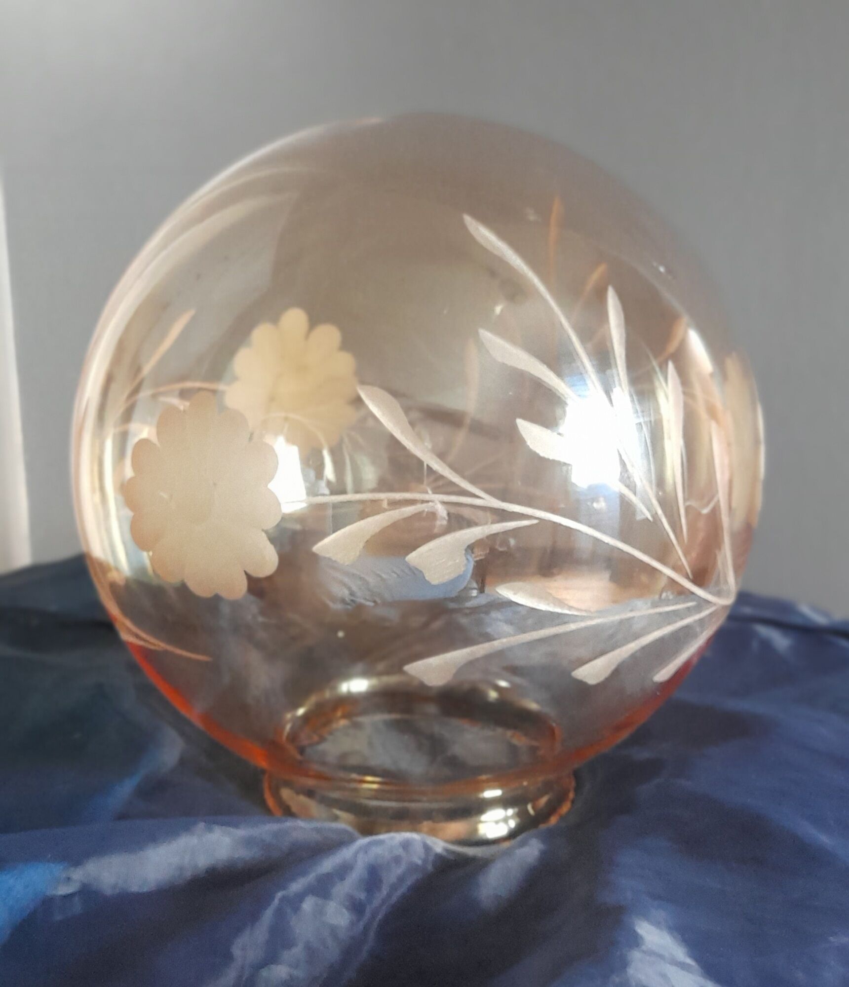 Vintage globe suspension in amber glass, chiseled floral decoration - 80s