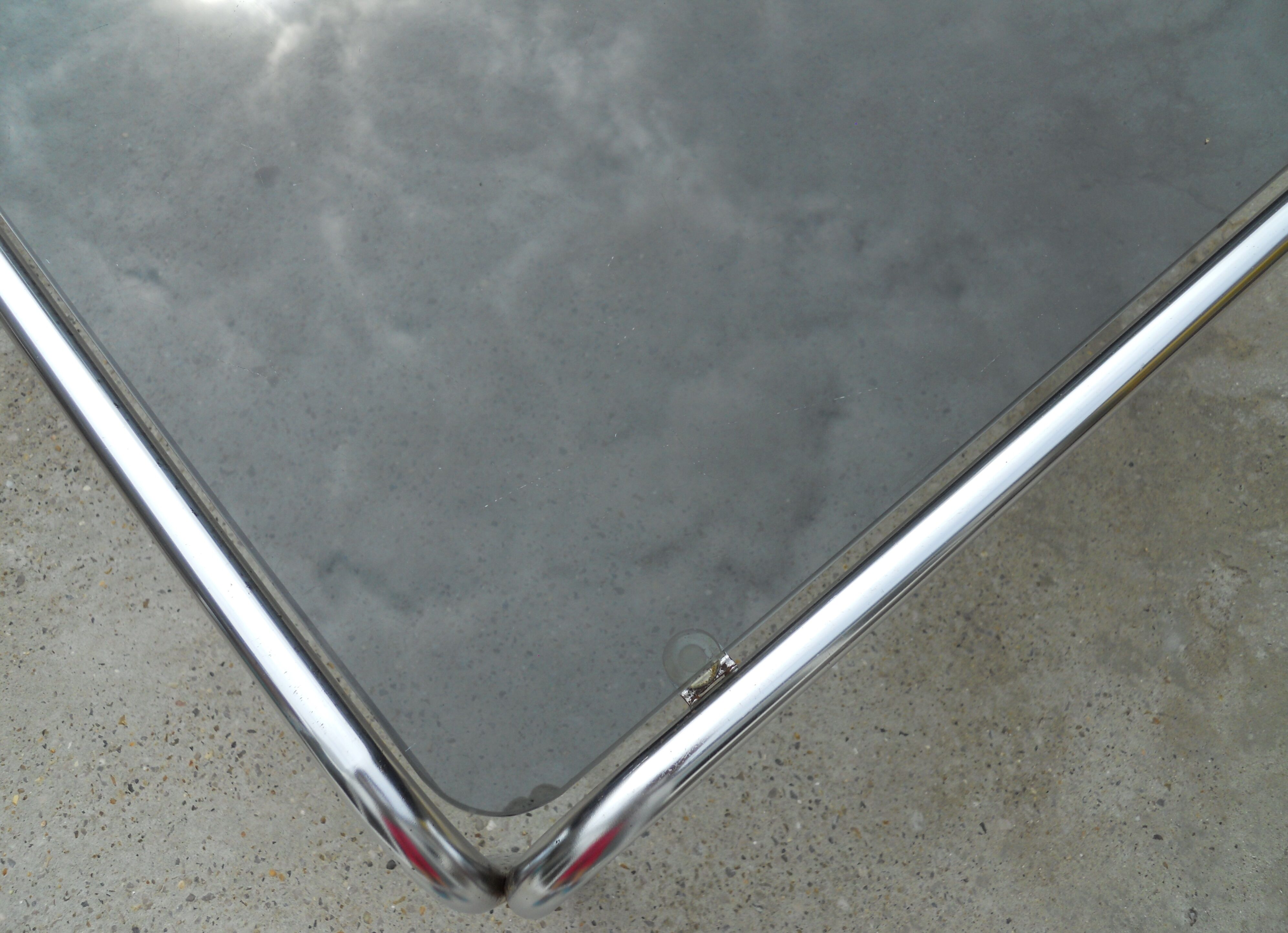 Table basse carrée design metal chrome verre fumé
