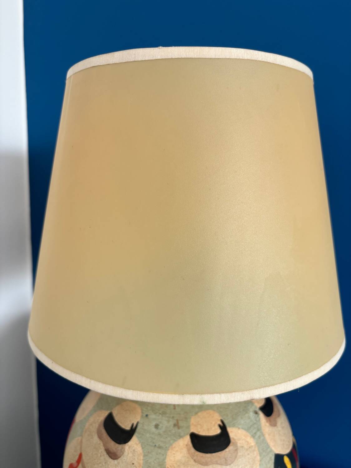 Ceramic table lamp representing women in hats on the sand.