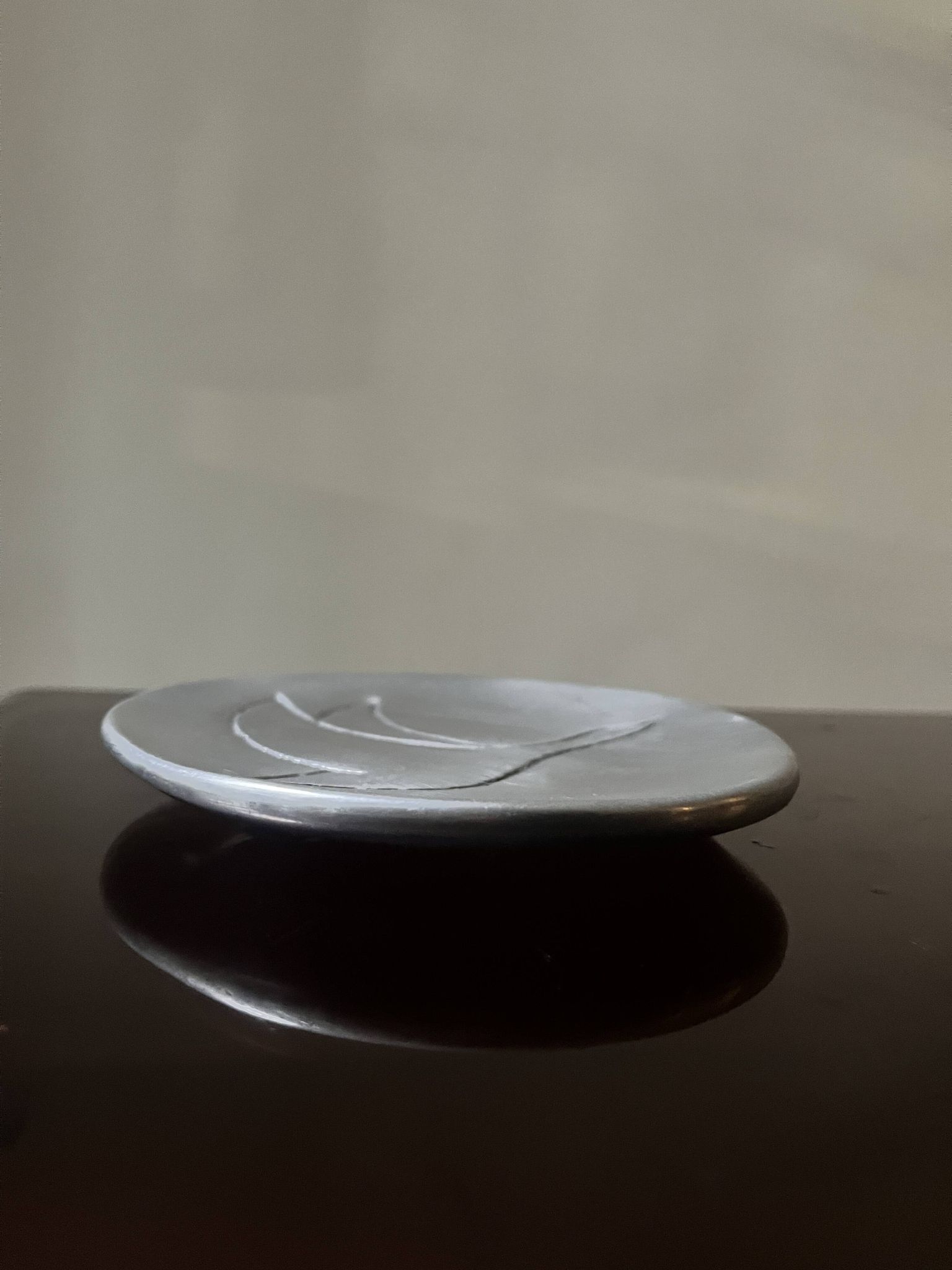 vide poche en aluminium poli, signée et estampillée dans la masse