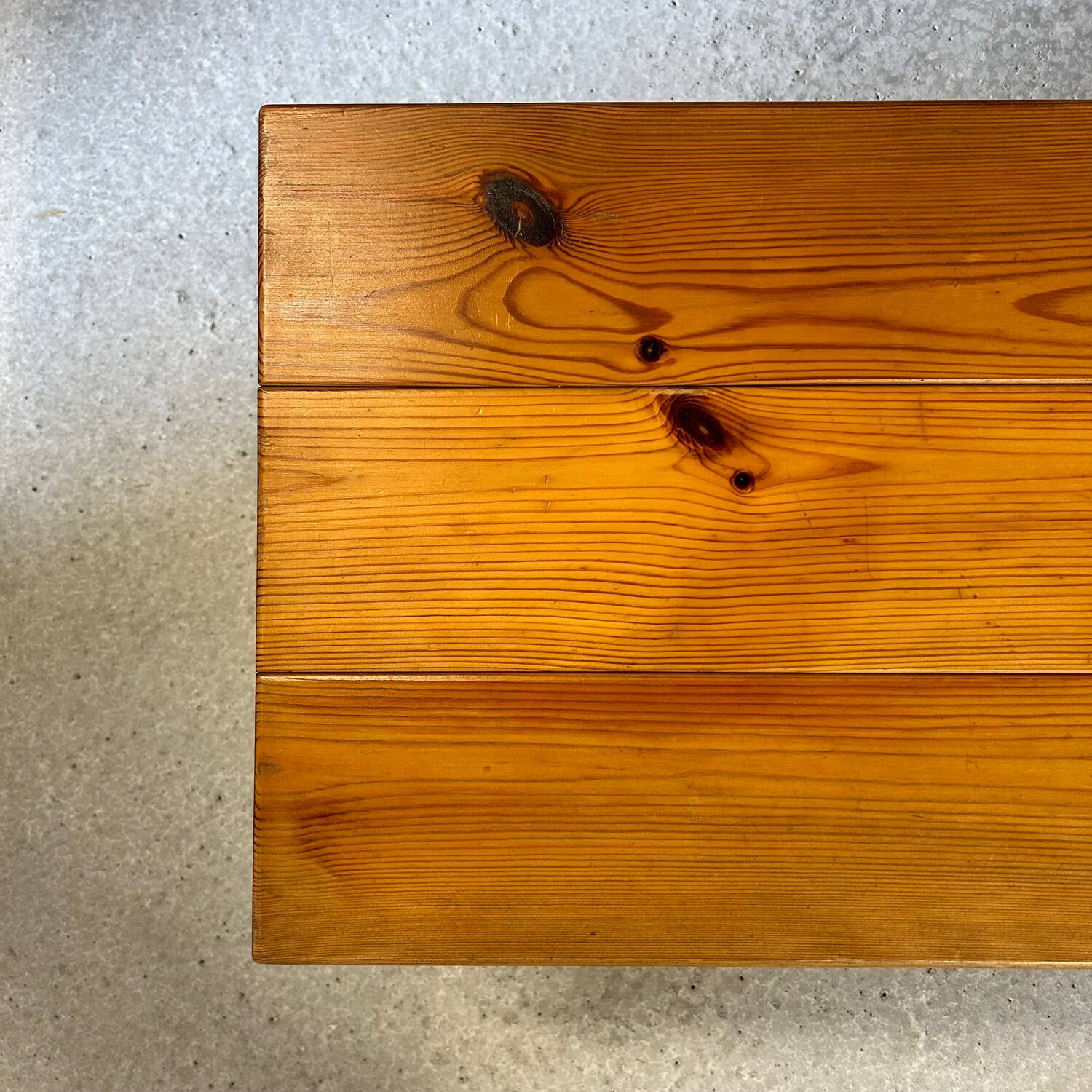 Table basse / banc en pin massif par Sven Larsson