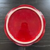 Plat rouge dentelé