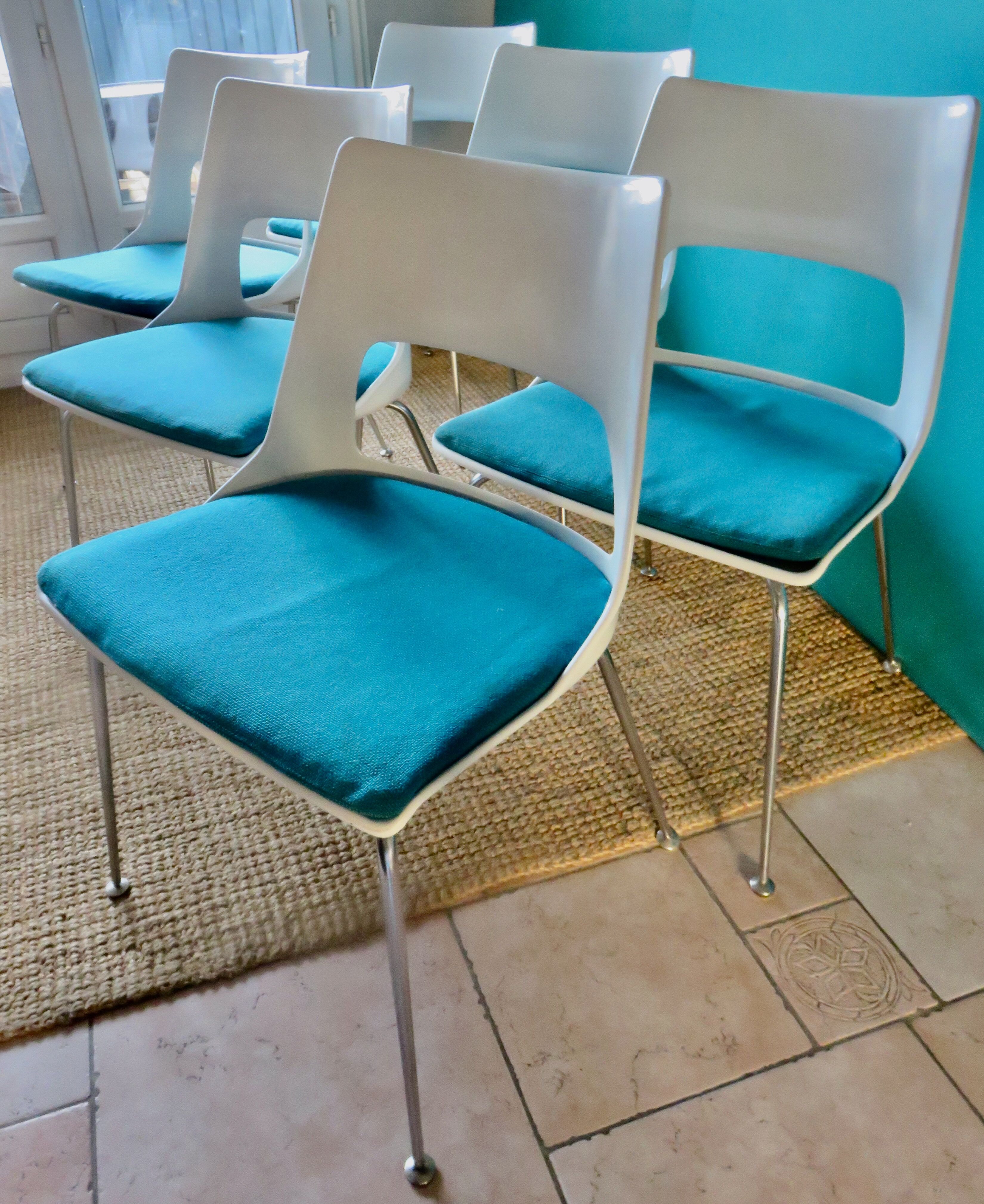 6 chaises blanches à galette turquoise de Kay Korving. Danemark 1975