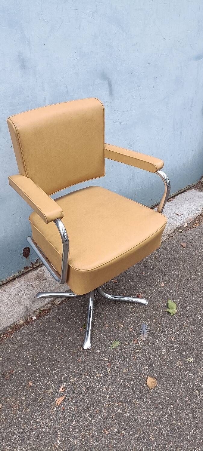 Tulip-shaped office chair